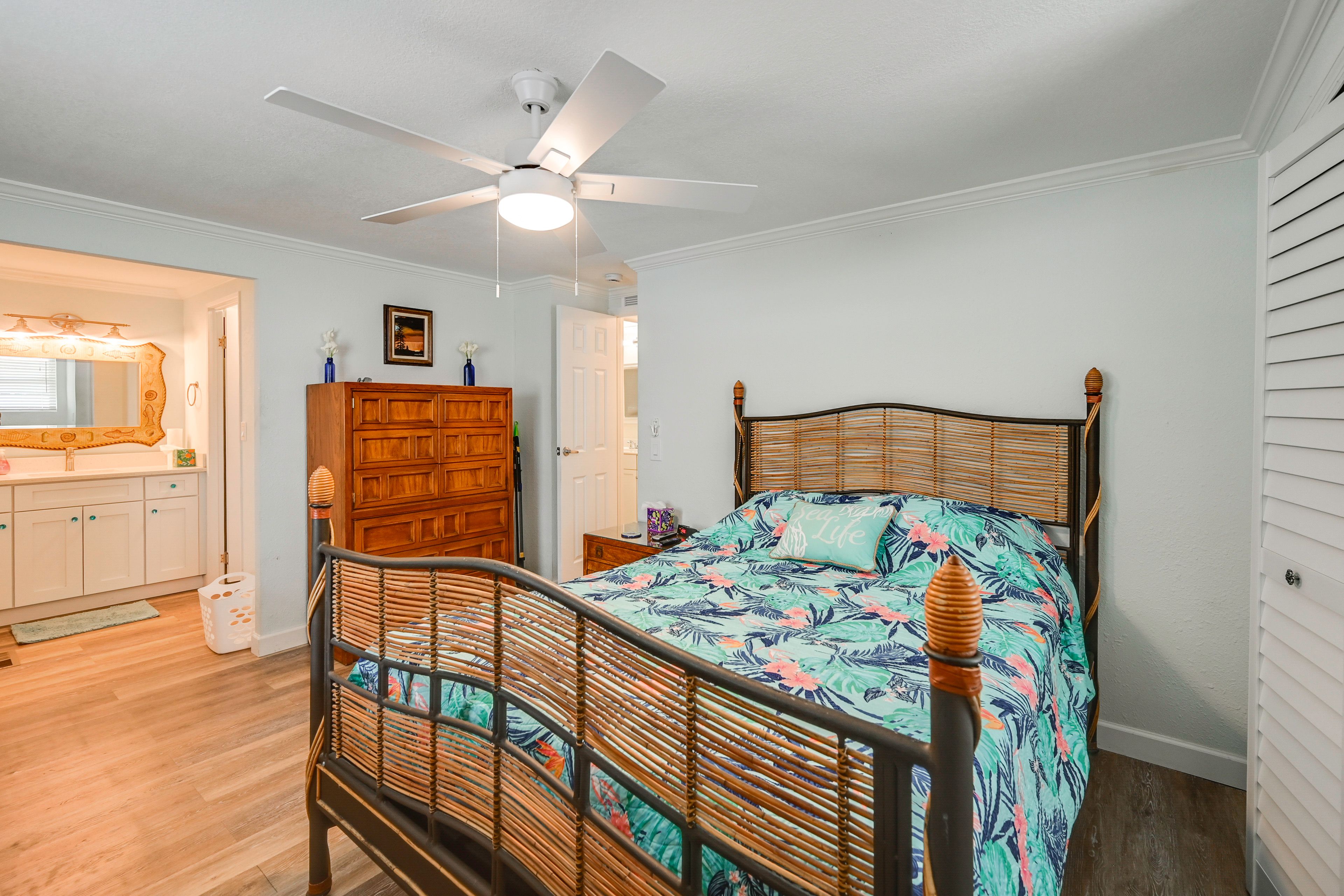Bedroom 1 | Queen Bed