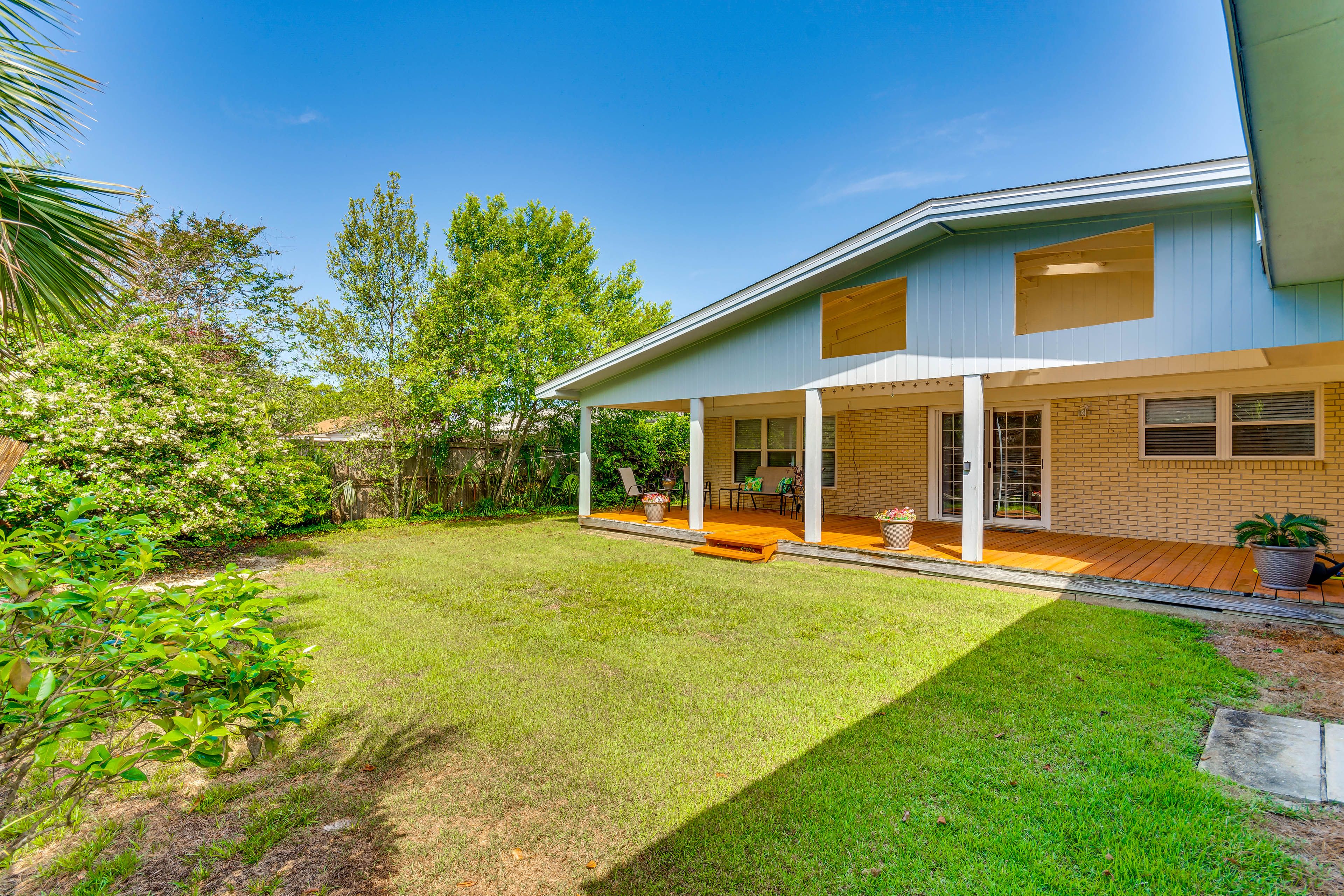Private Yard | Covered Porch