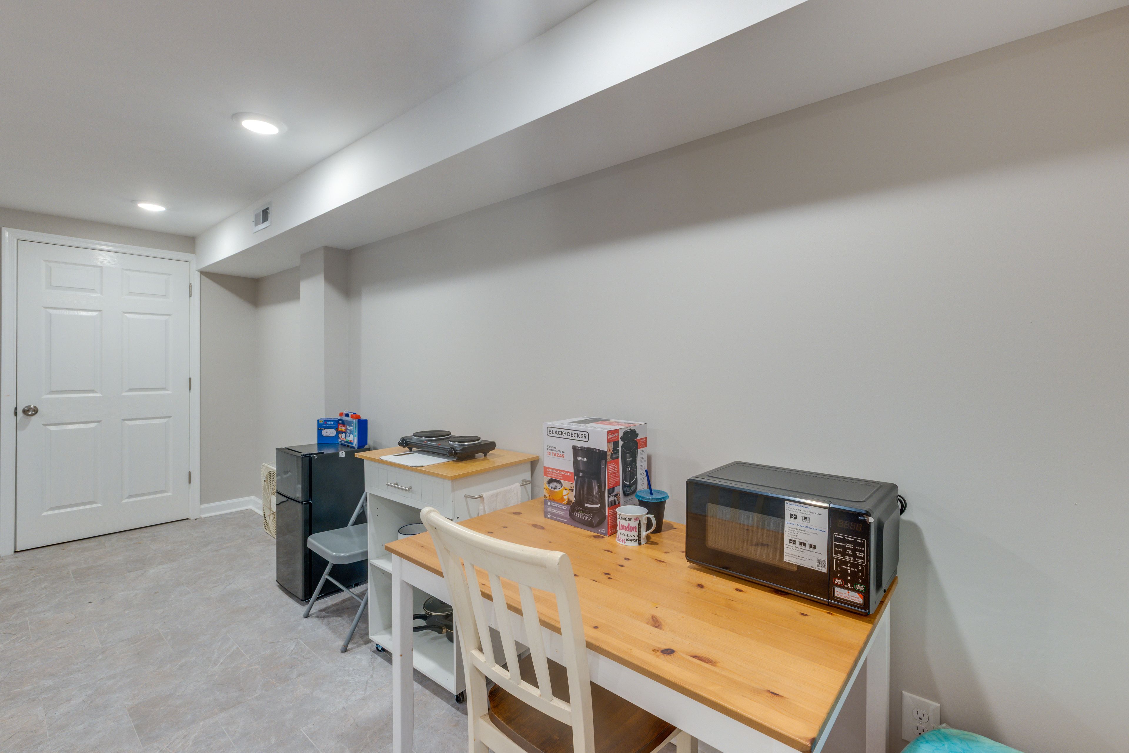 Kitchenette | Dining Area | 2-Burner Cooktop | Coffee Maker
