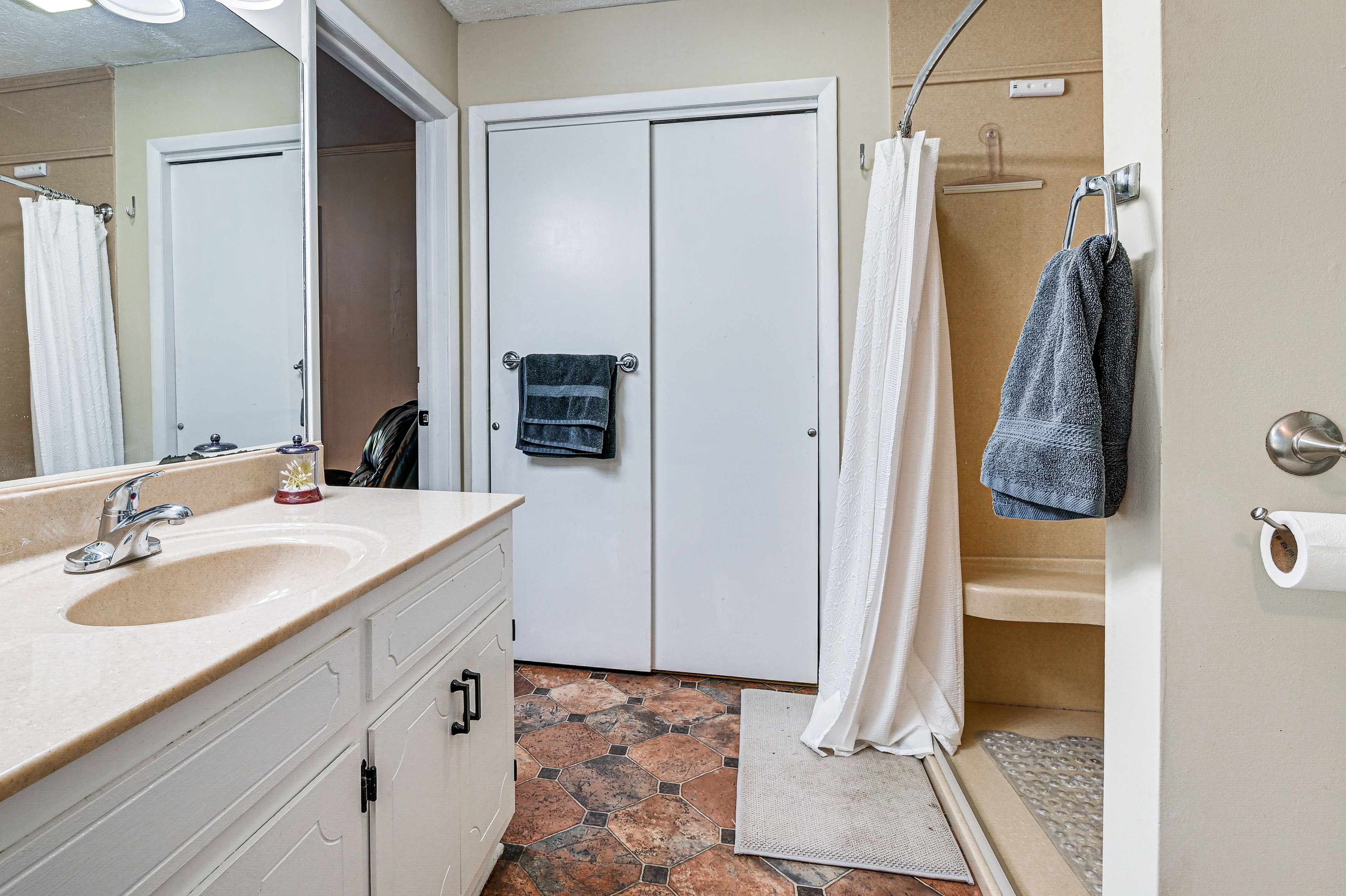 En-Suite Bathroom | Towels & Linens Provided