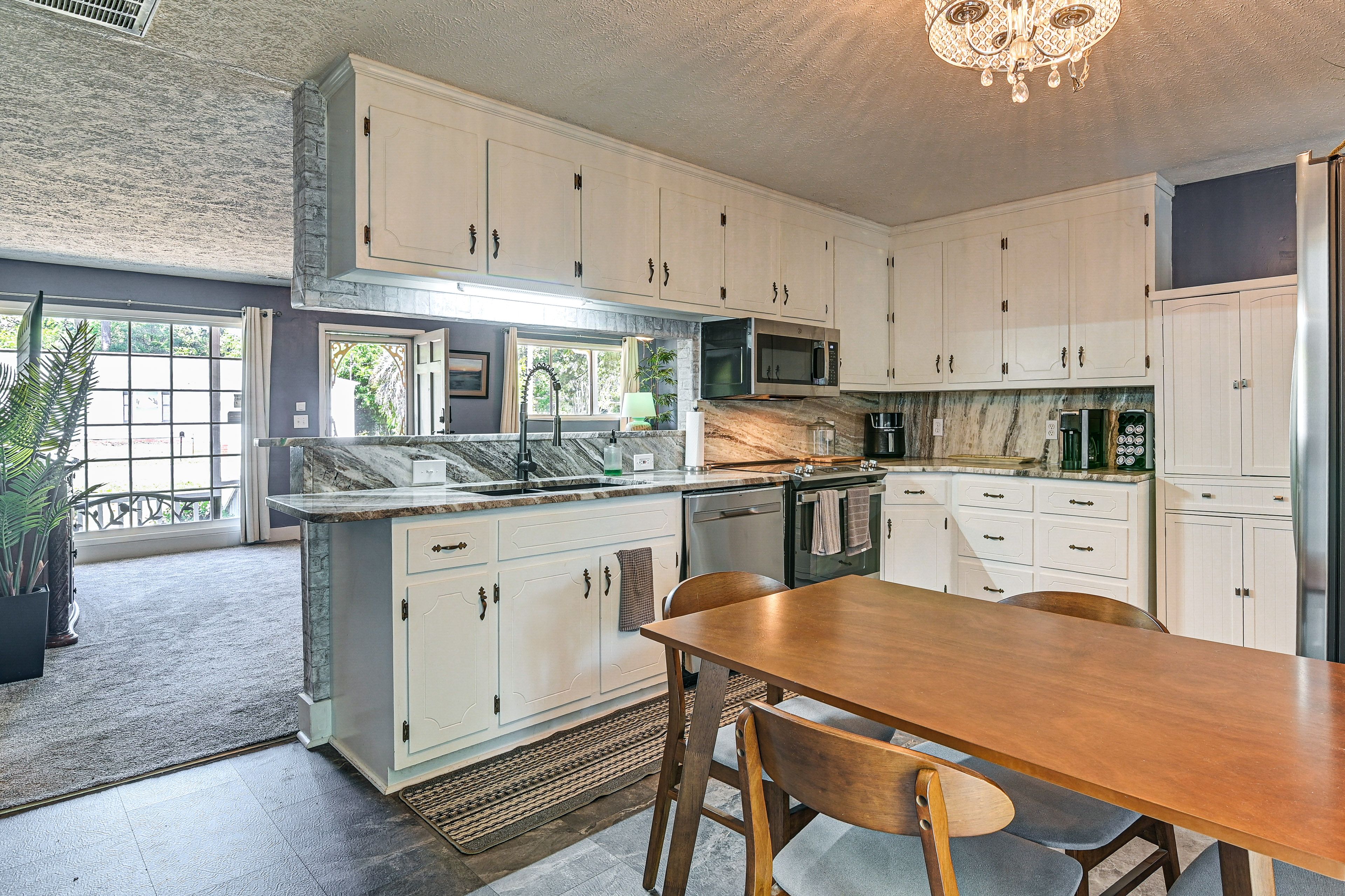 Dining Area | Dishes & Flatware Provided | Kitchen | Cooking Basics