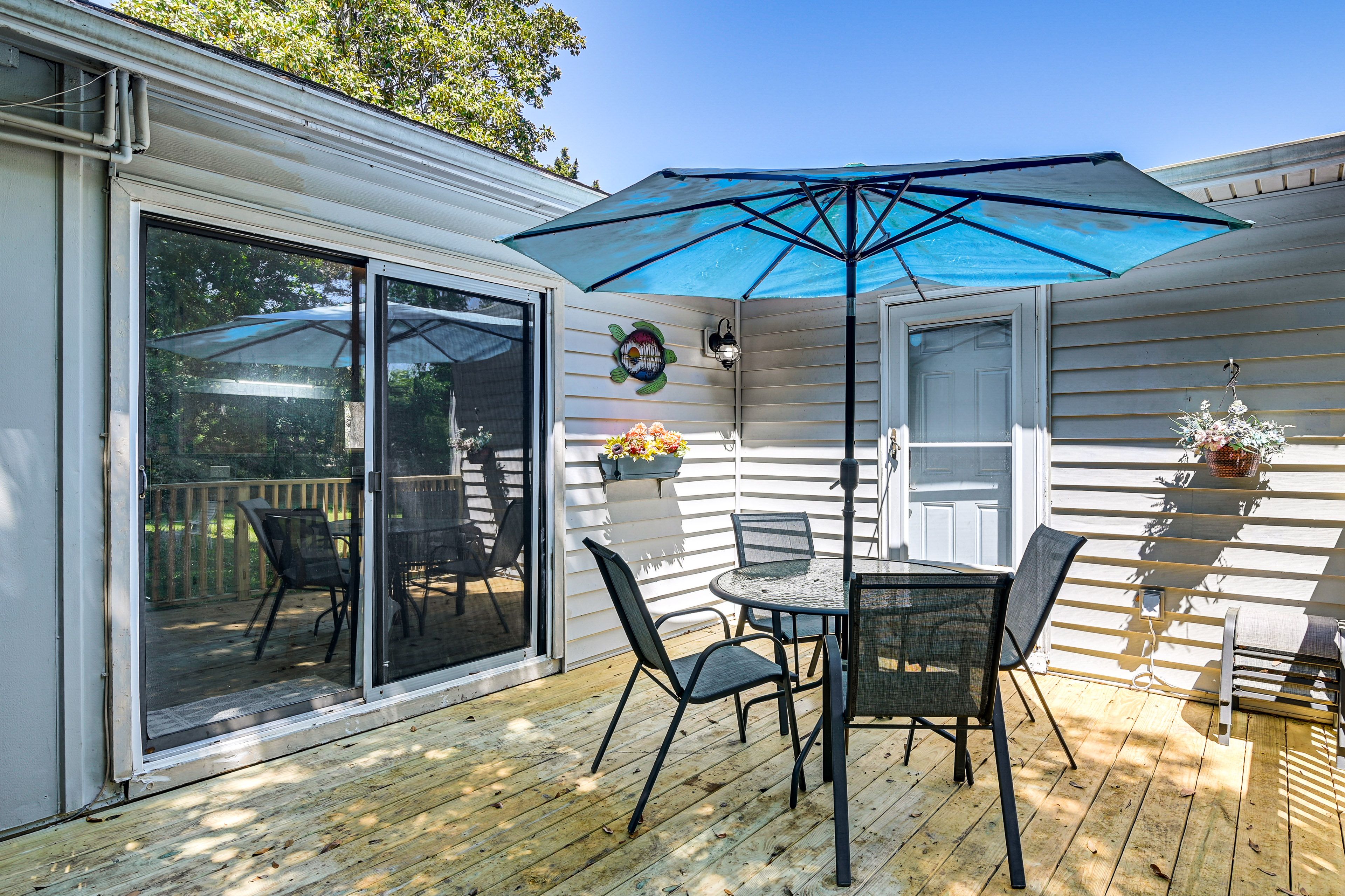 Furnished Deck | Dining Area