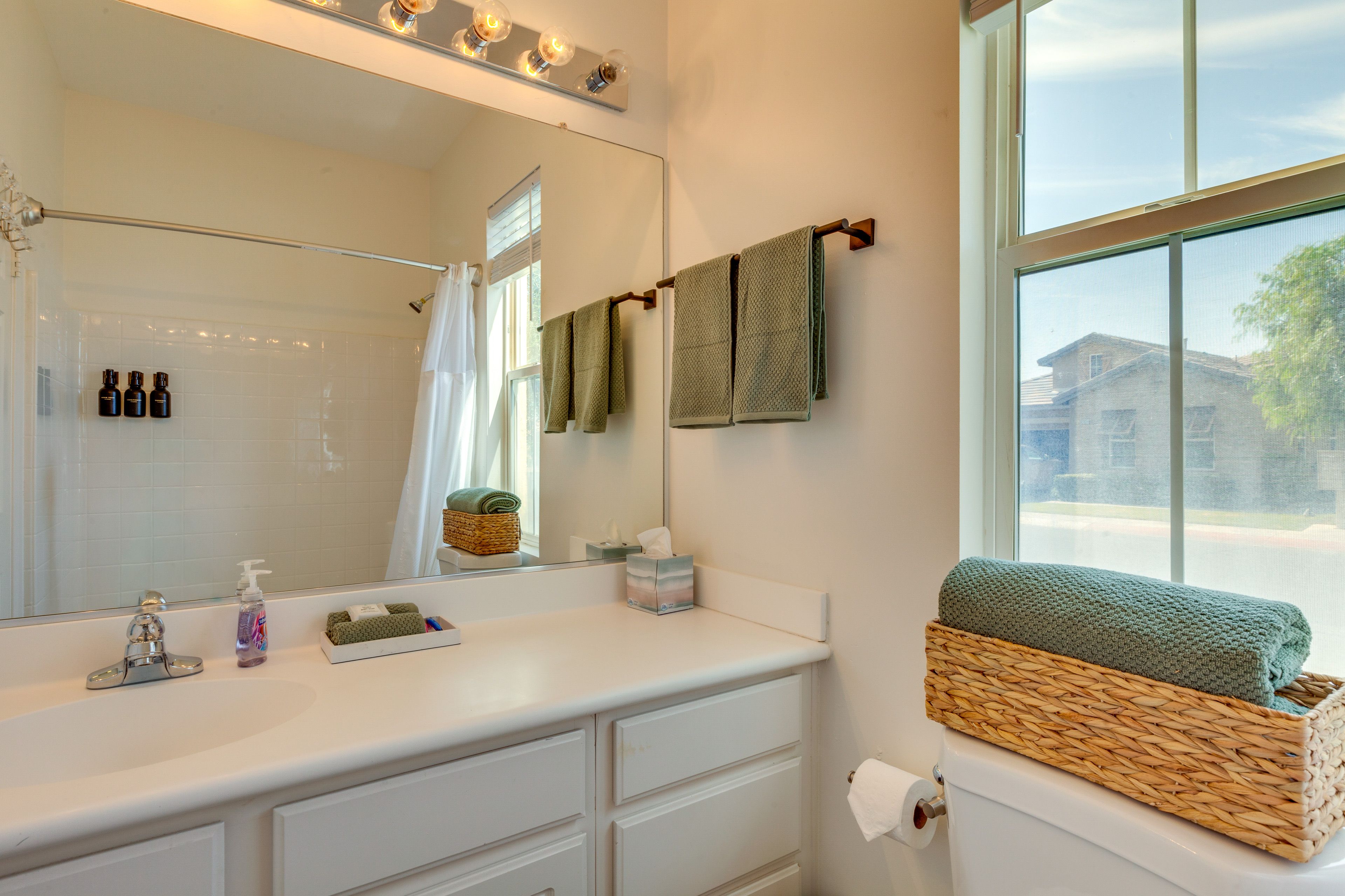 Full Bathroom | Towels & Linens Provided