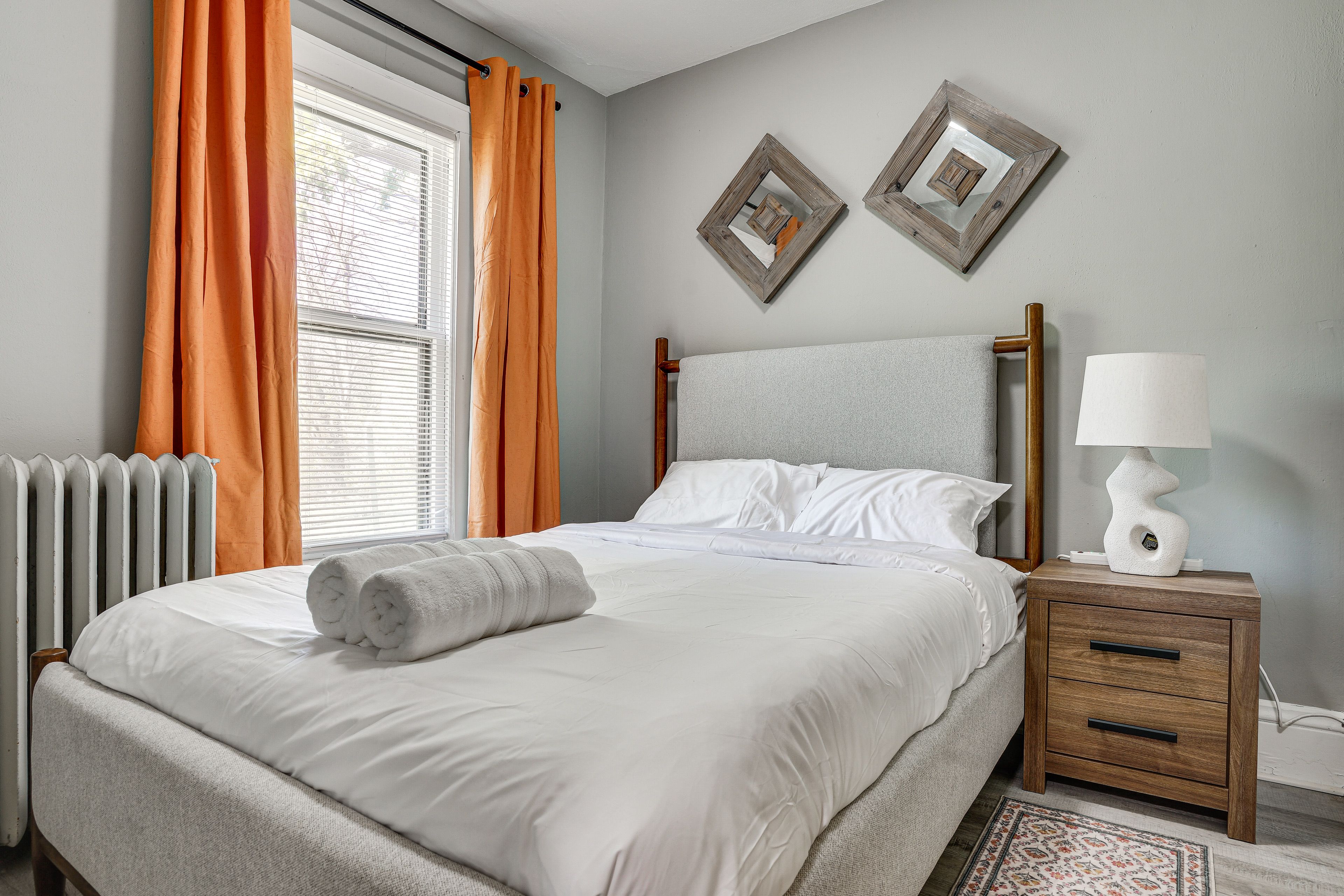 Bedroom 1 | Queen Bed