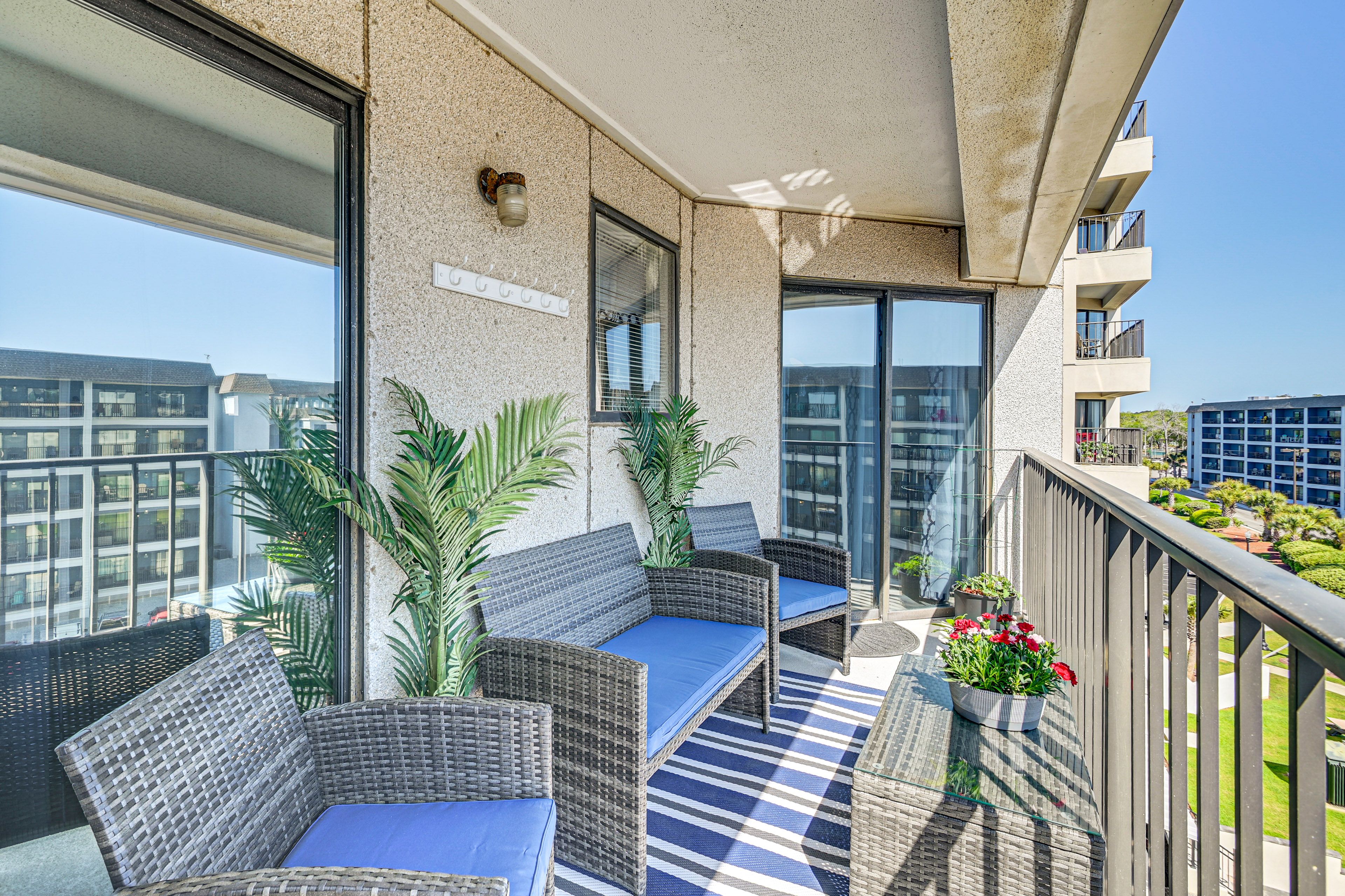 Private Balcony w/ Seating