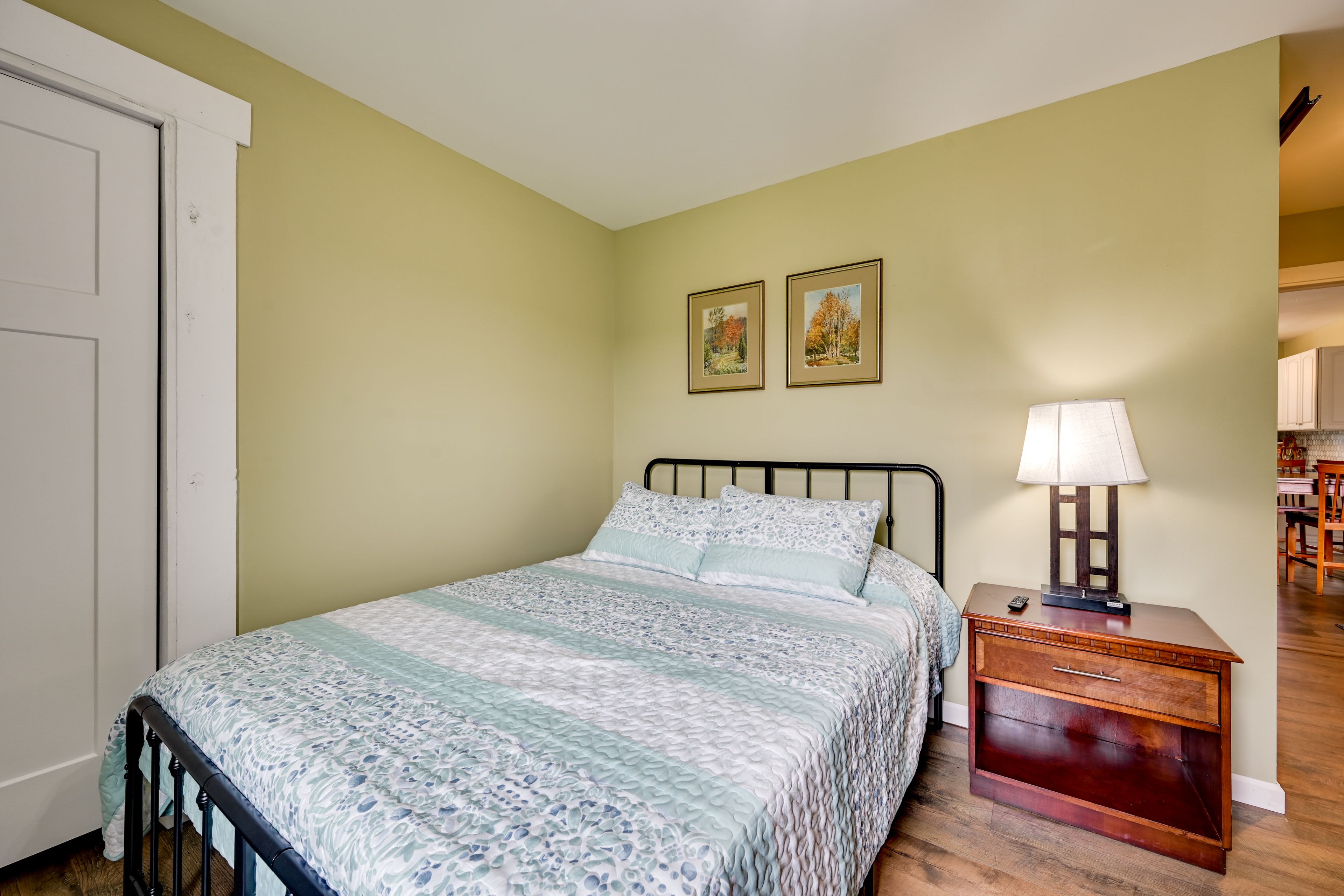 Bedroom 1 | Queen Bed