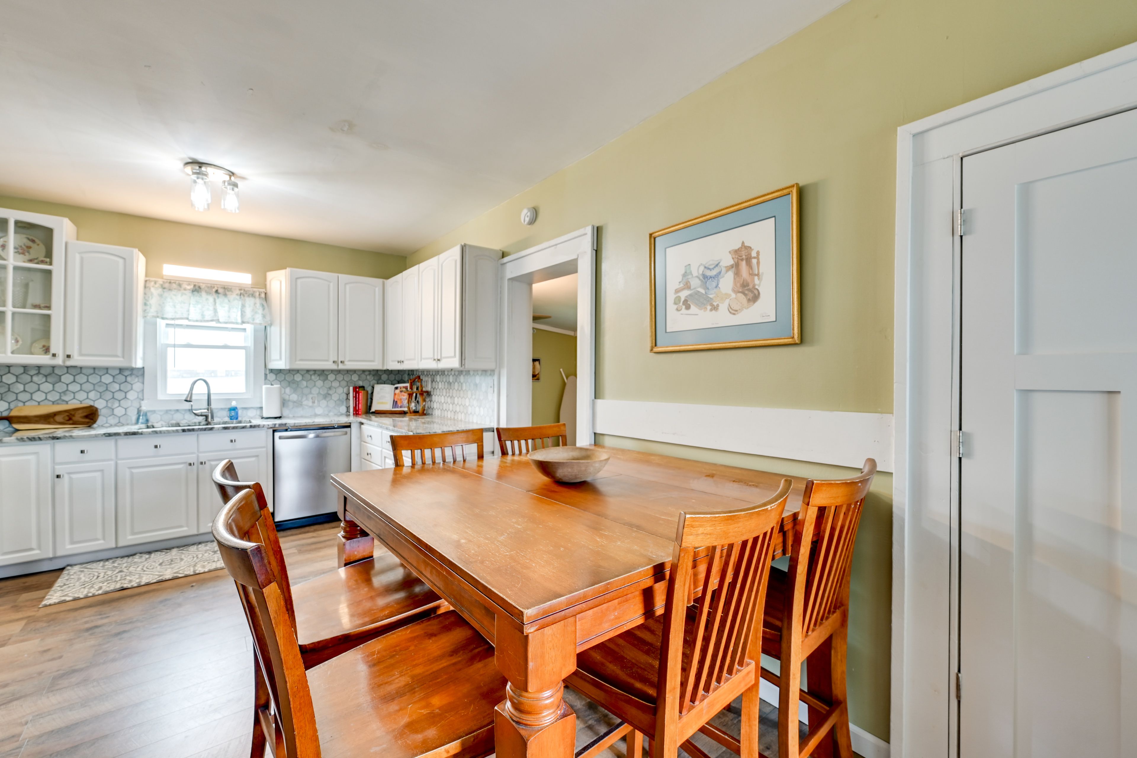 Eat-In Kitchen