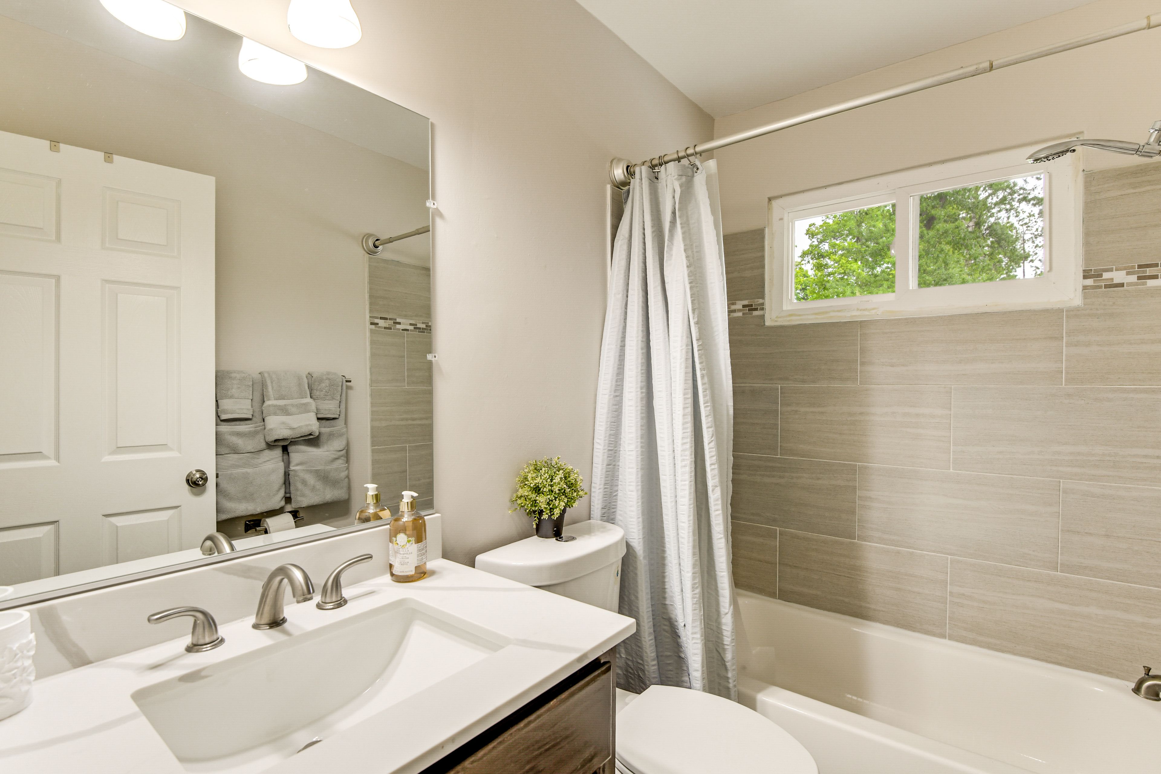 Bathroom | Main Level