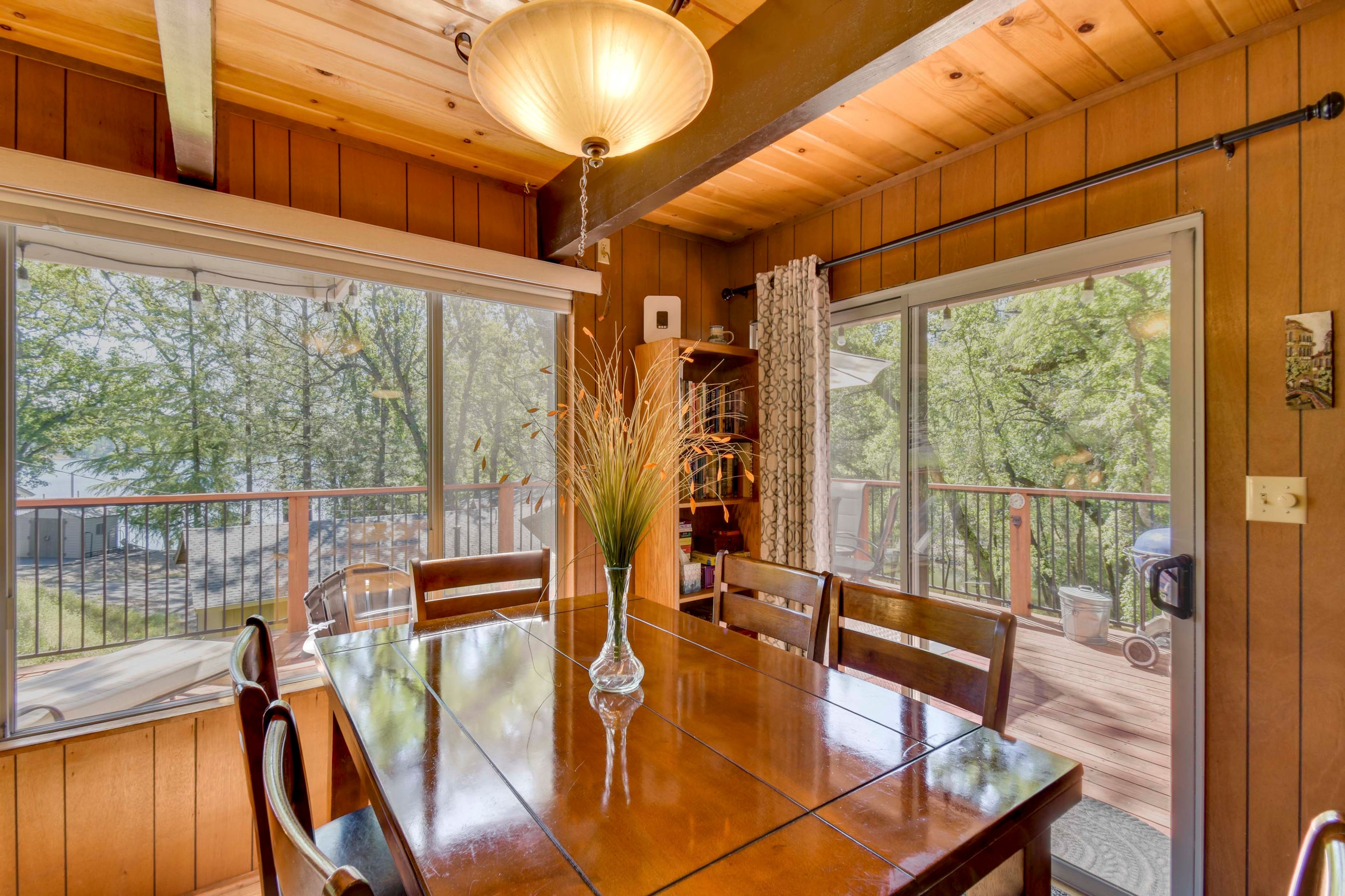 Dining Area | Dishes & Flatware Provided | 1st Floor