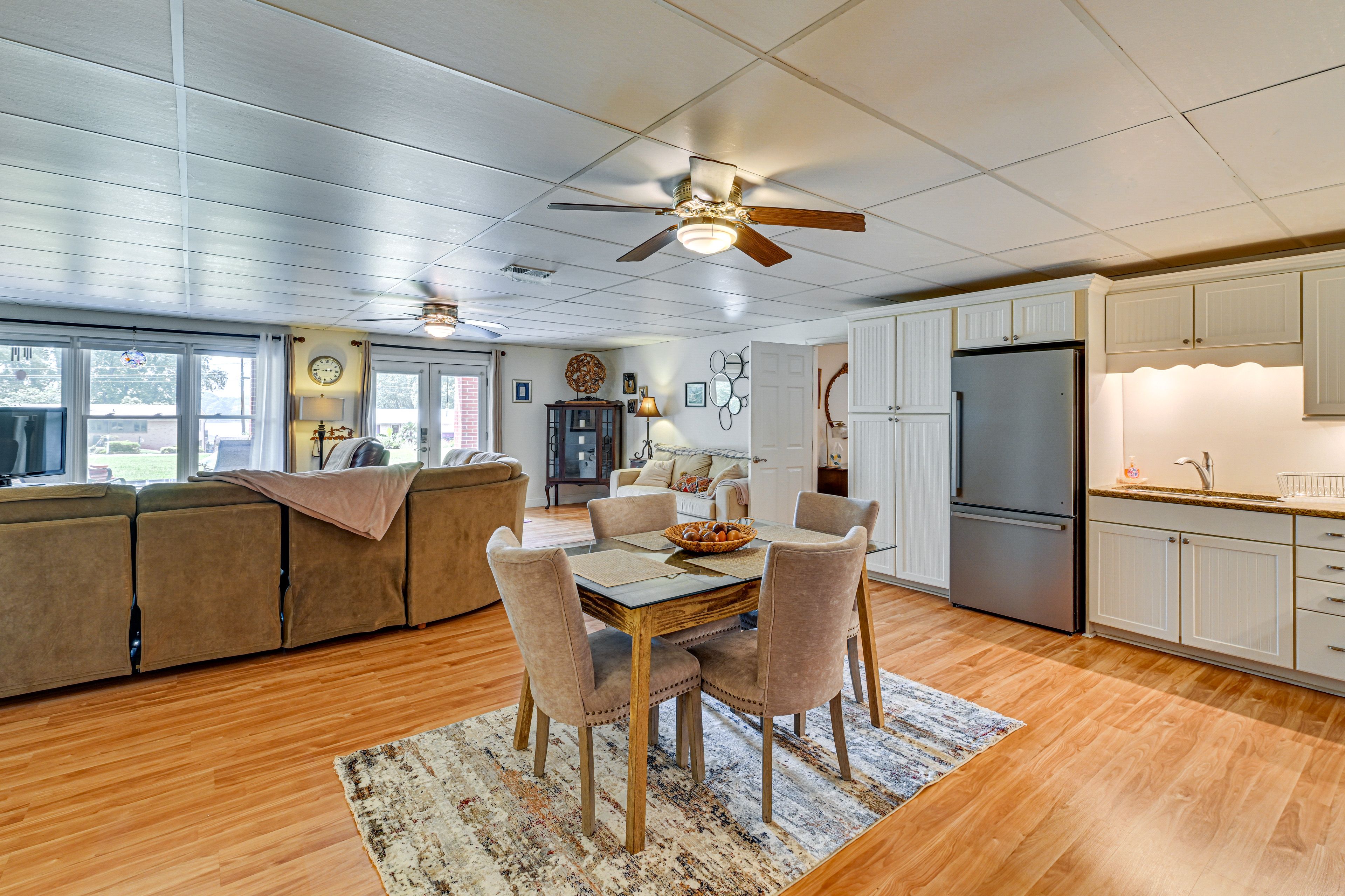 Dining Space | Single-Story Apartment | Lower-Level Unit
