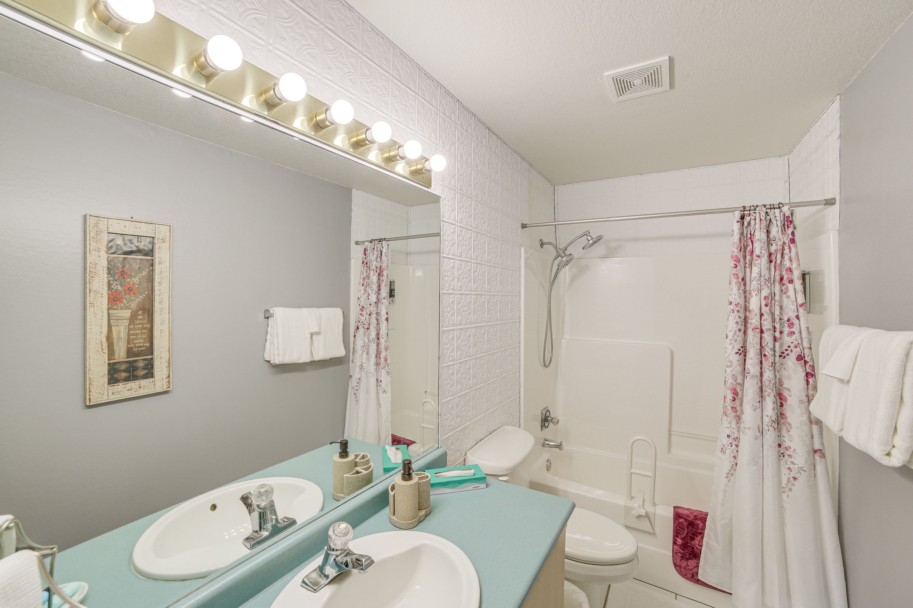 En-Suite Bathroom | Towels & Linens Provided