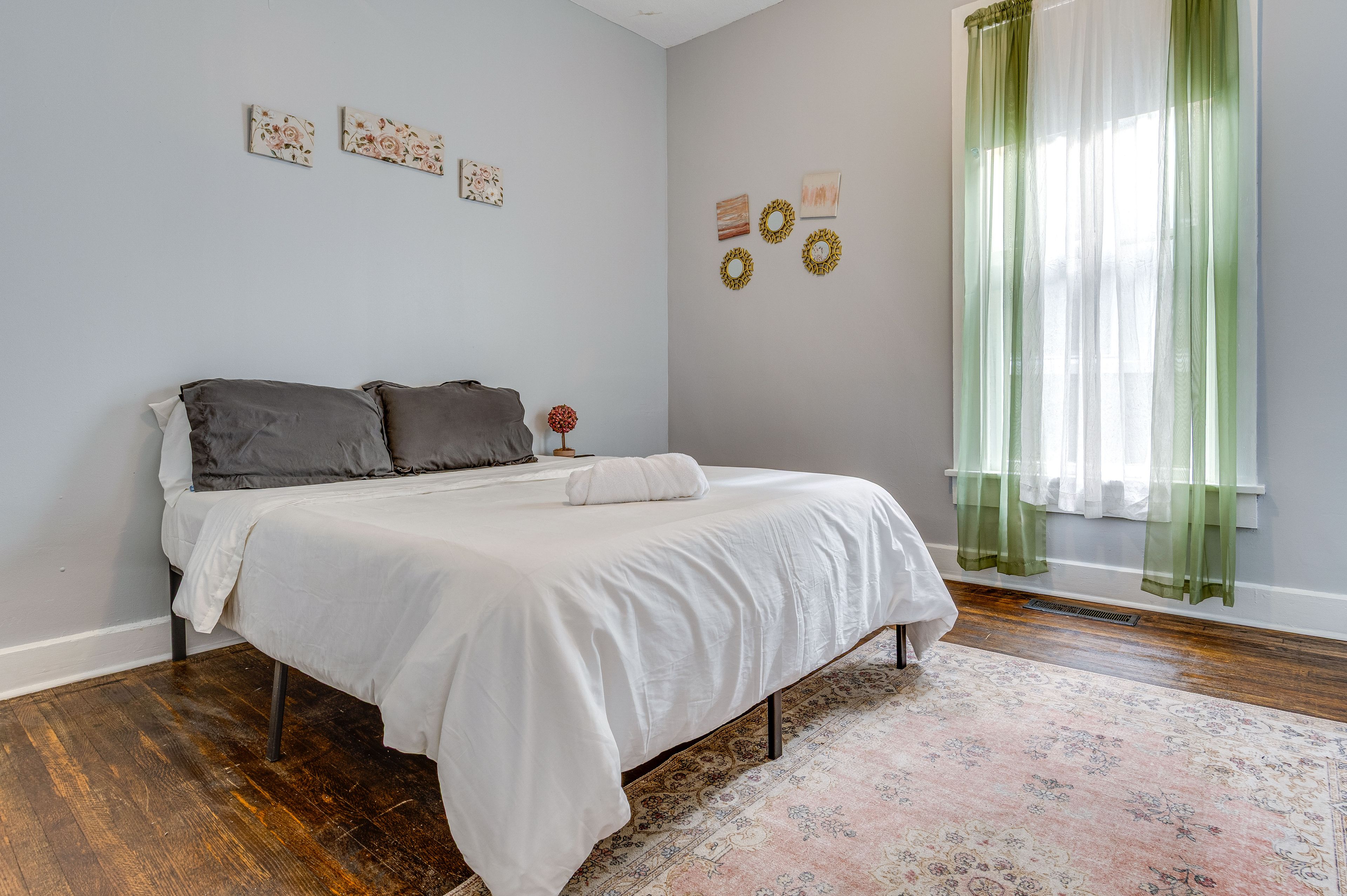 Bedroom 1 | Queen Bed