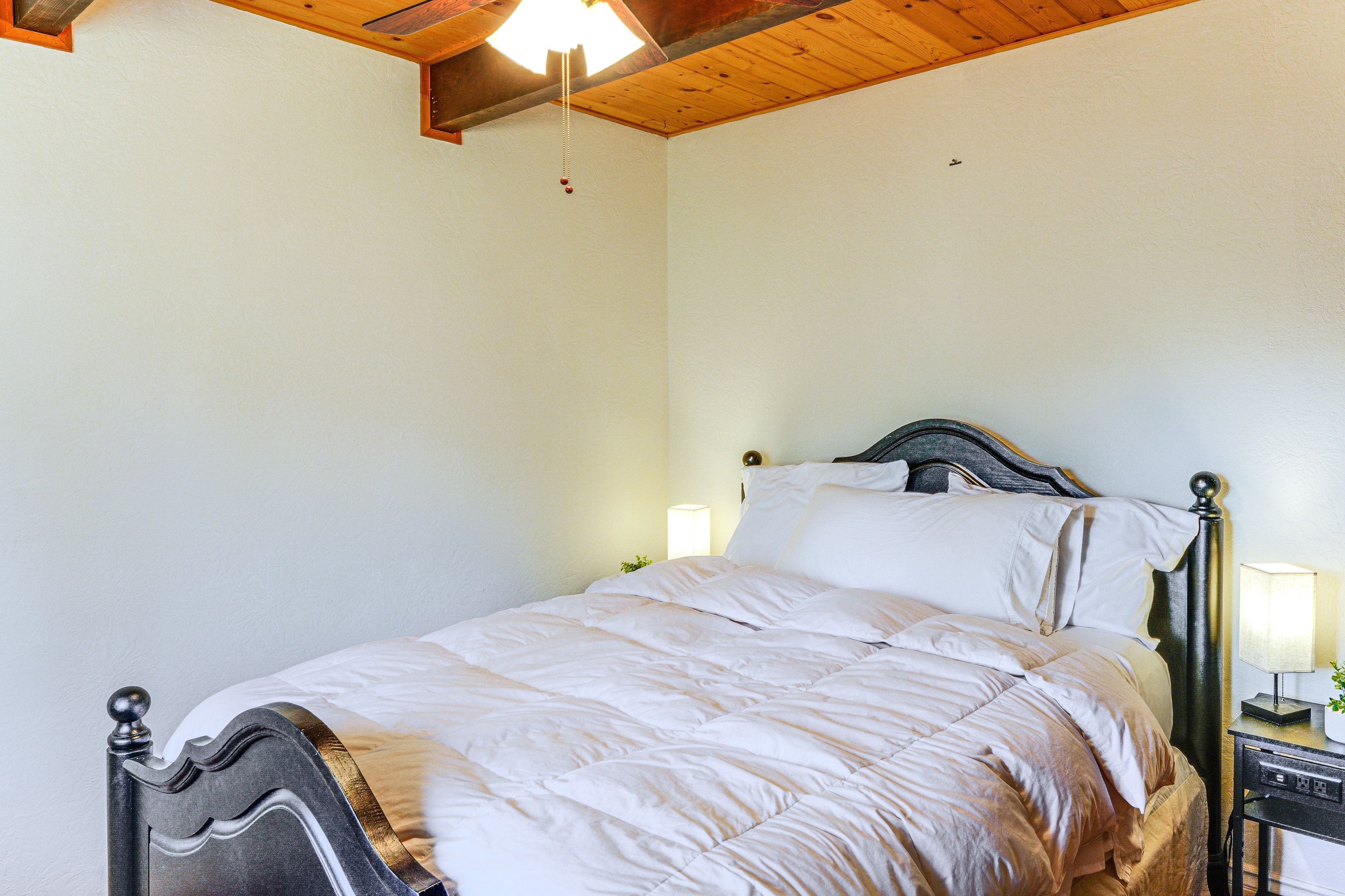 Bedroom 1 | Queen Bed | 1st Floor