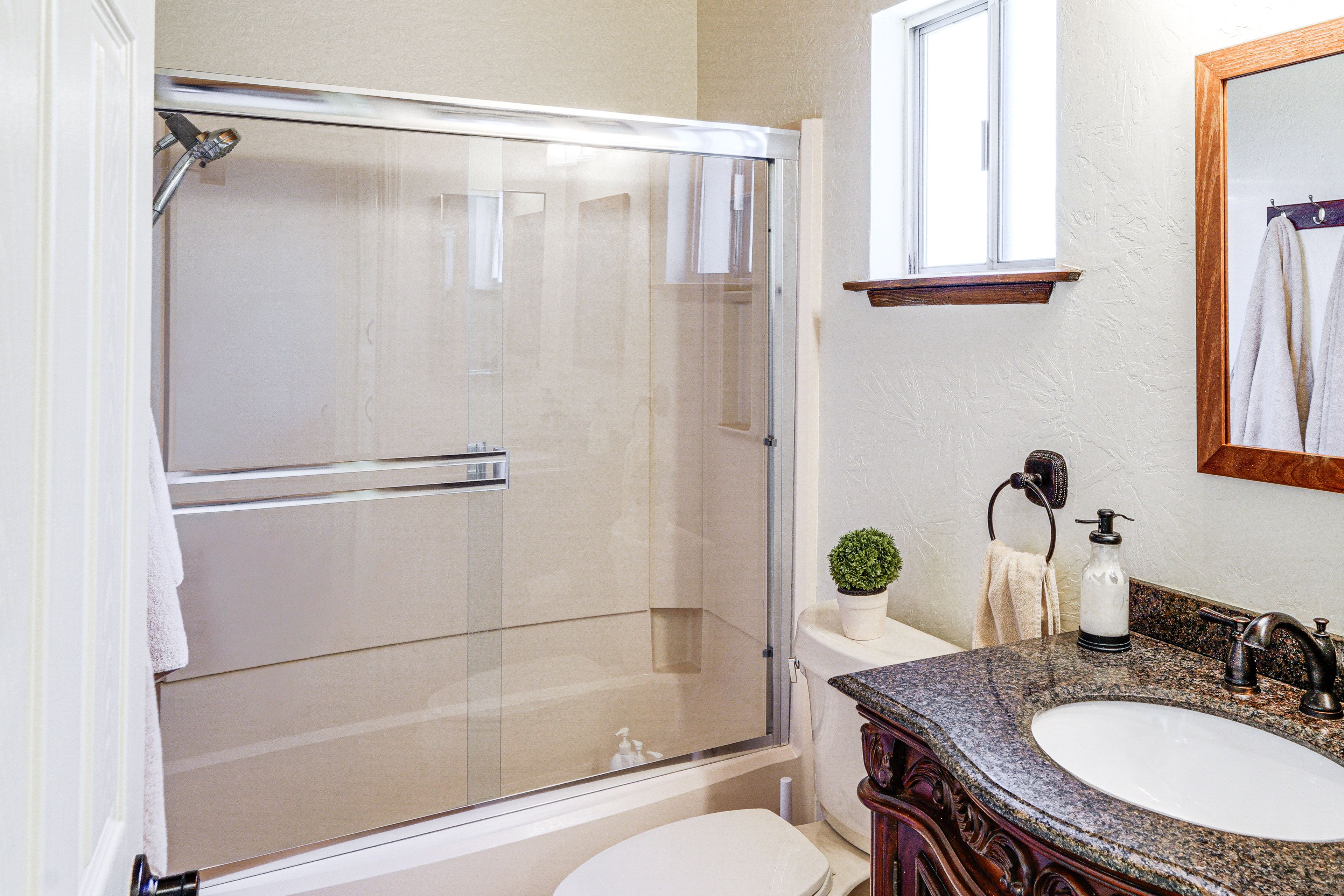 Full Bathroom | 1st Floor | Towels & Linens Provided