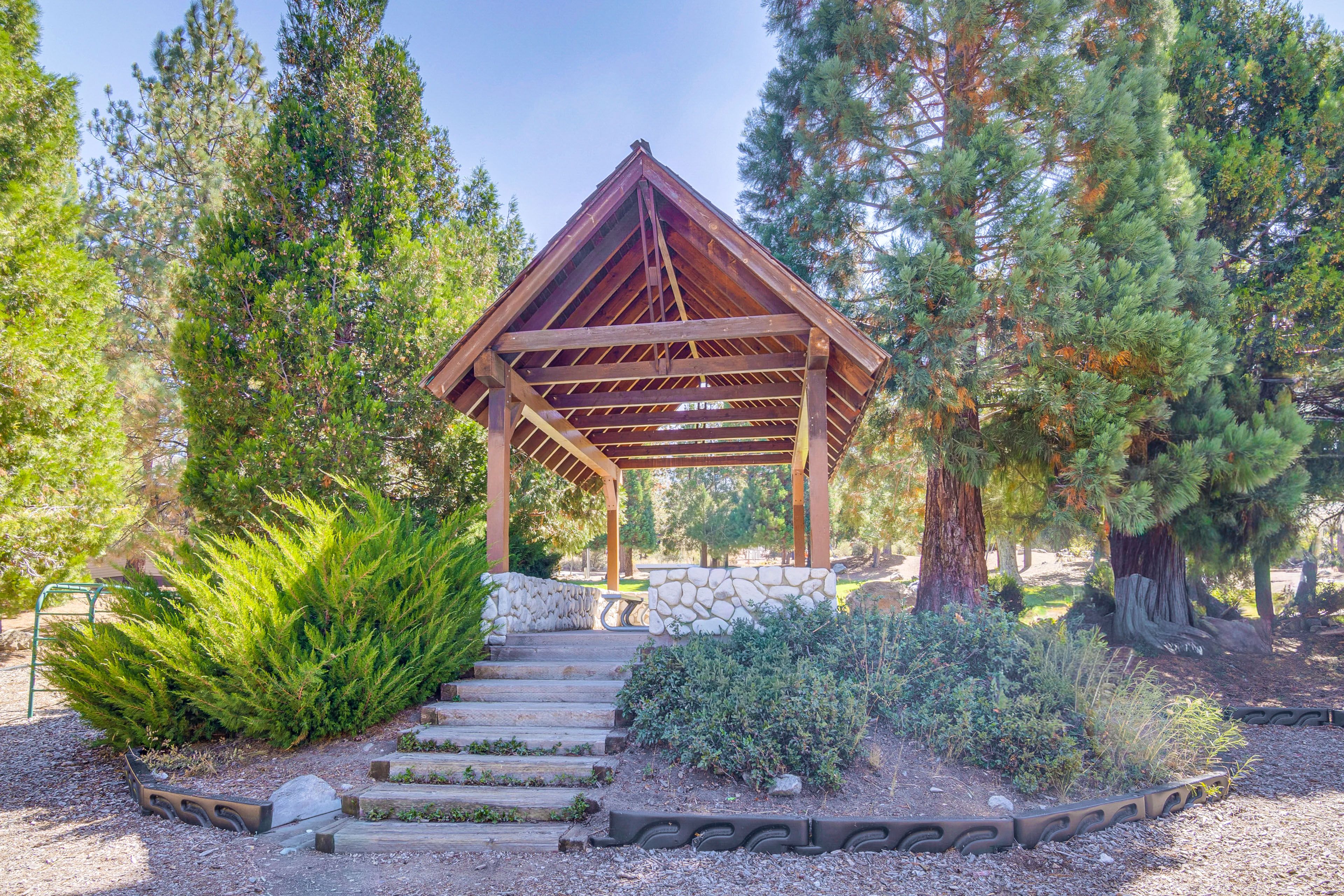 Community Amenities | Dining Area | Hiking Trails On-Site