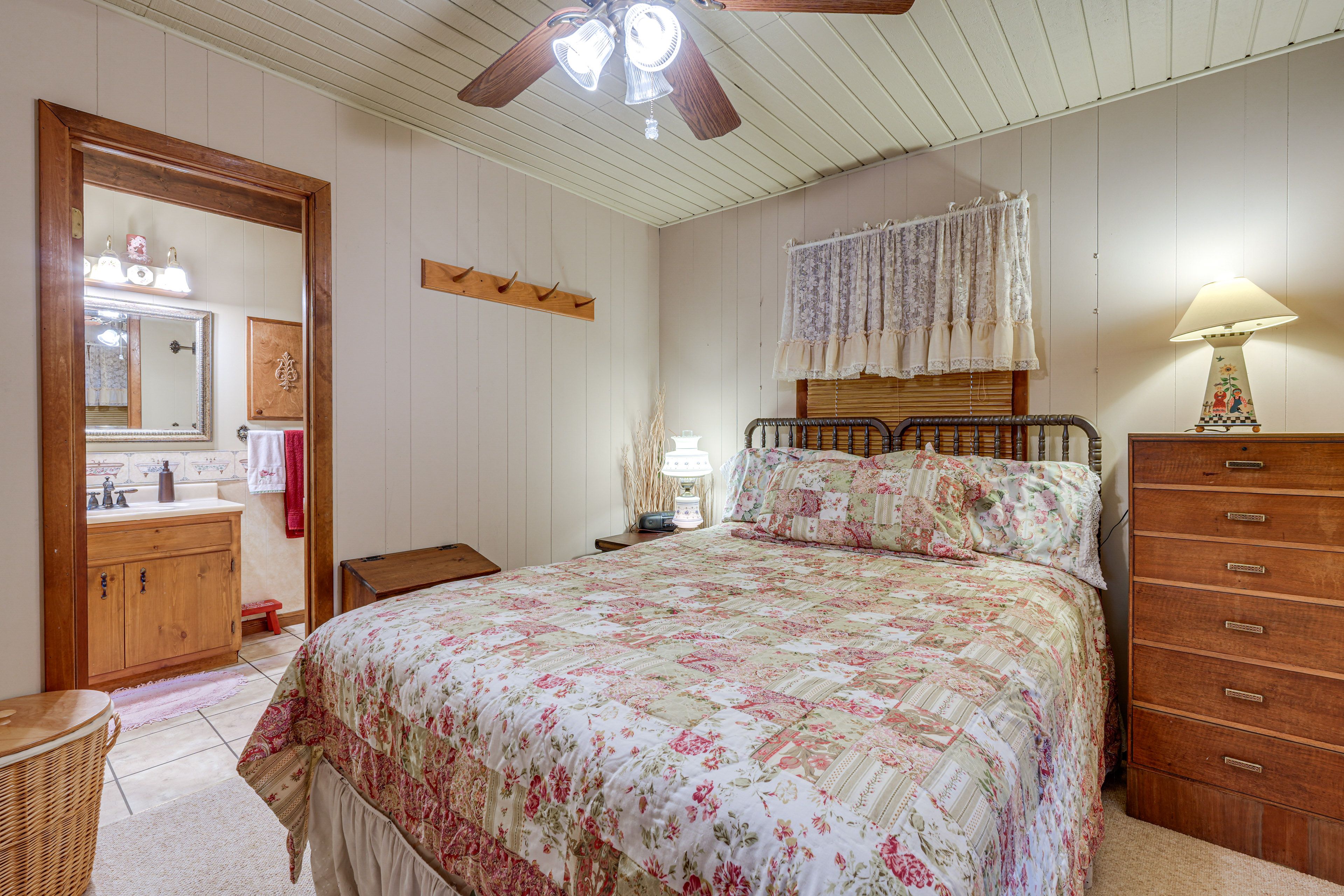 Bedroom 1 | King Bed | 1st Floor