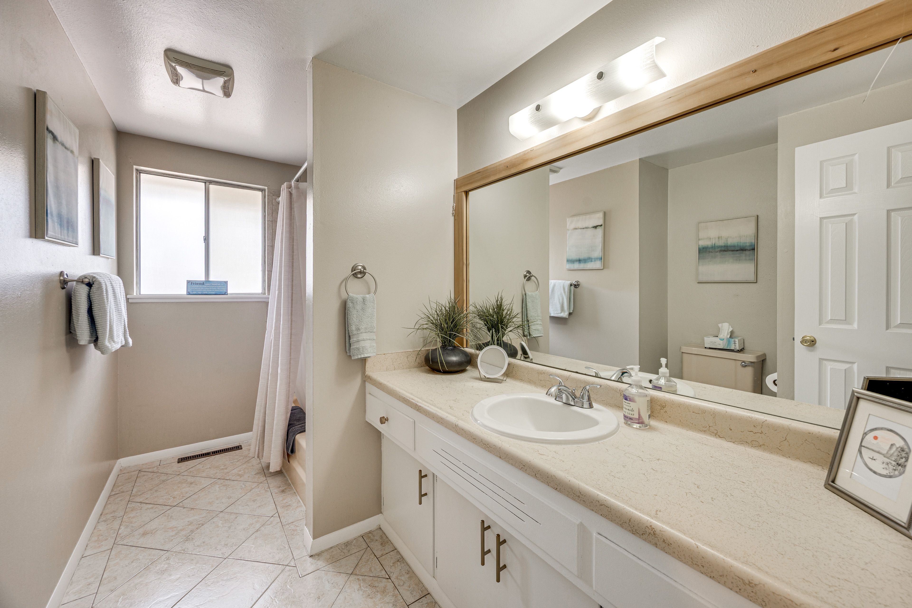 Full Bathroom | Main Level