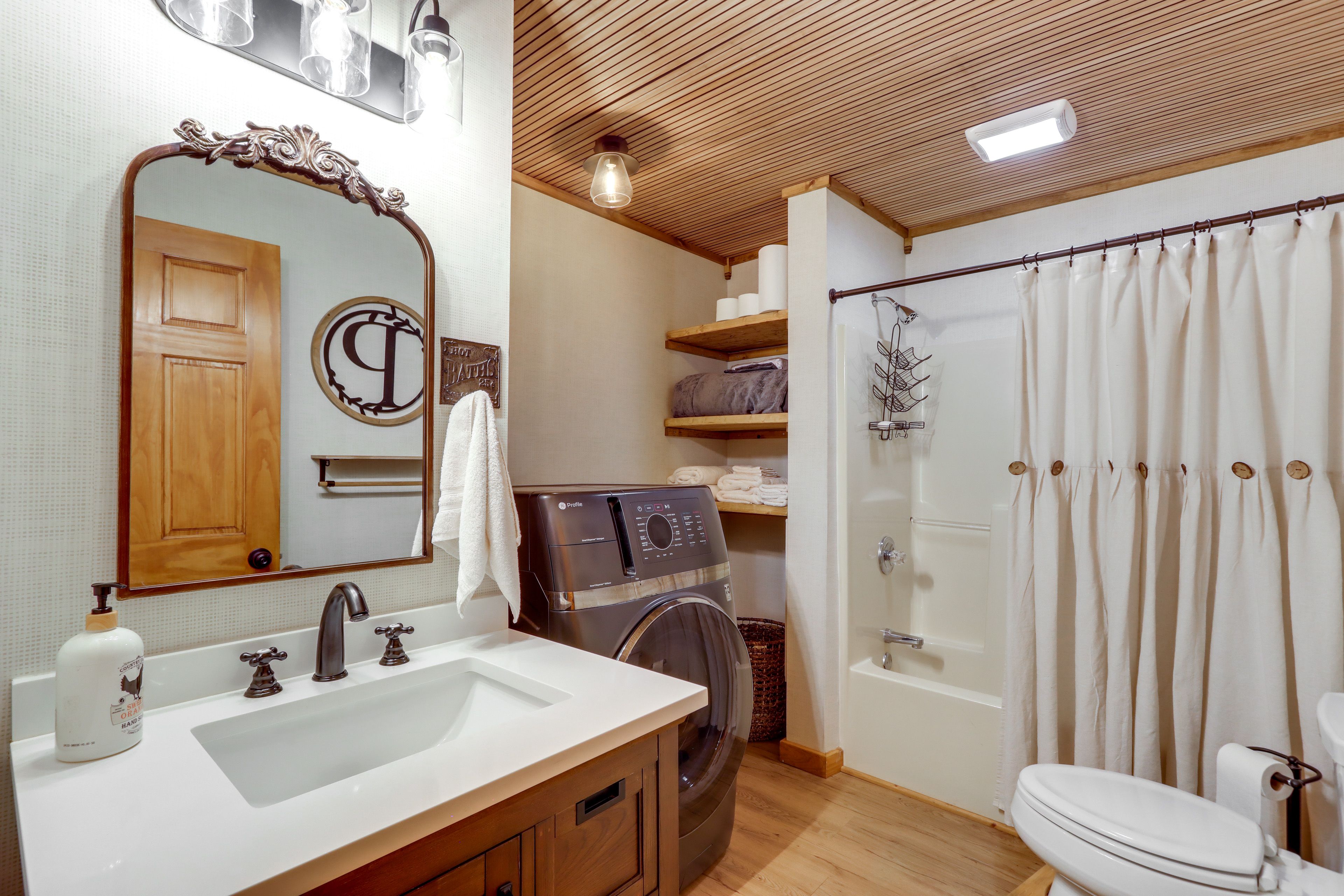 Bathroom | 1st Floor
