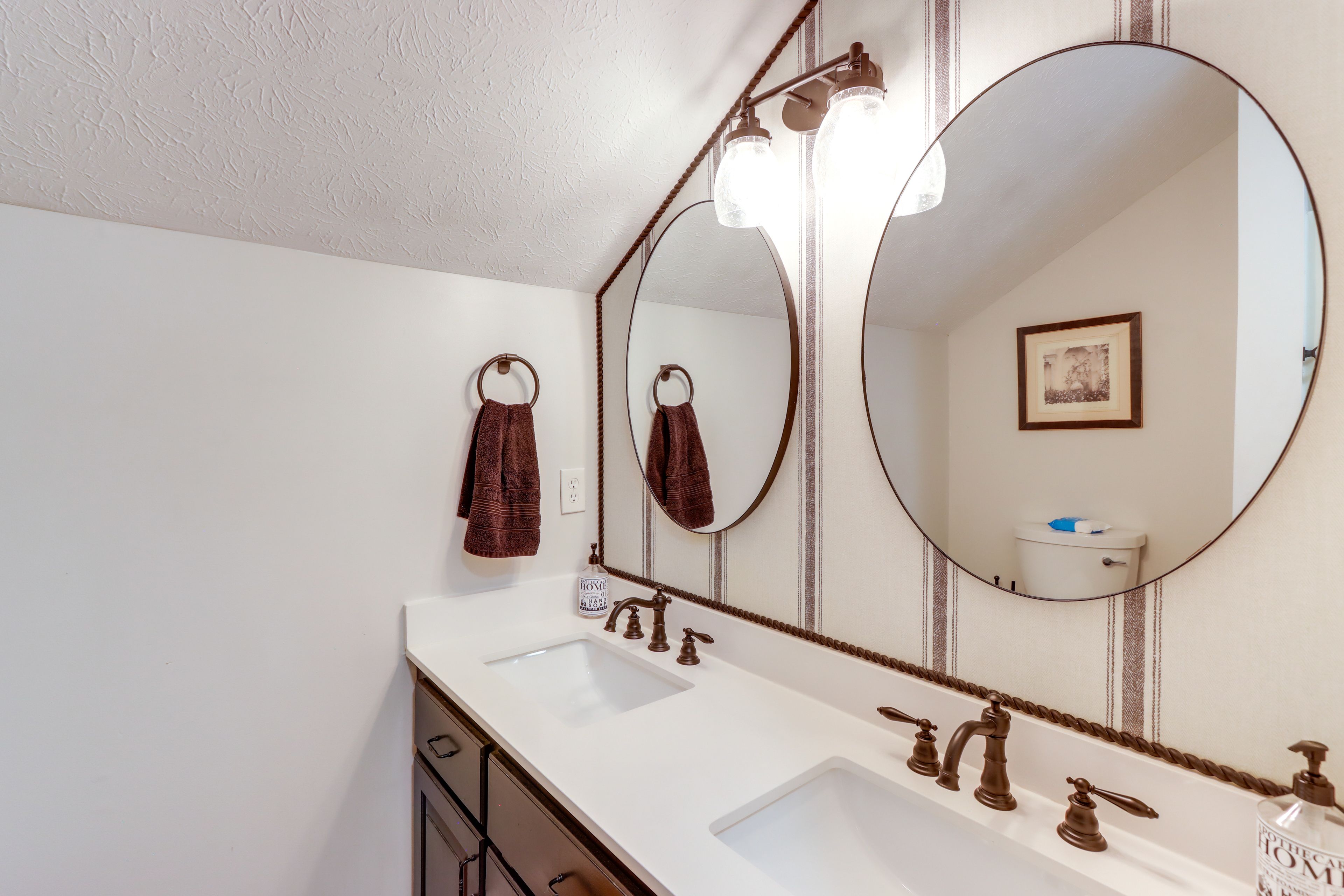 Bathroom | 2nd Floor