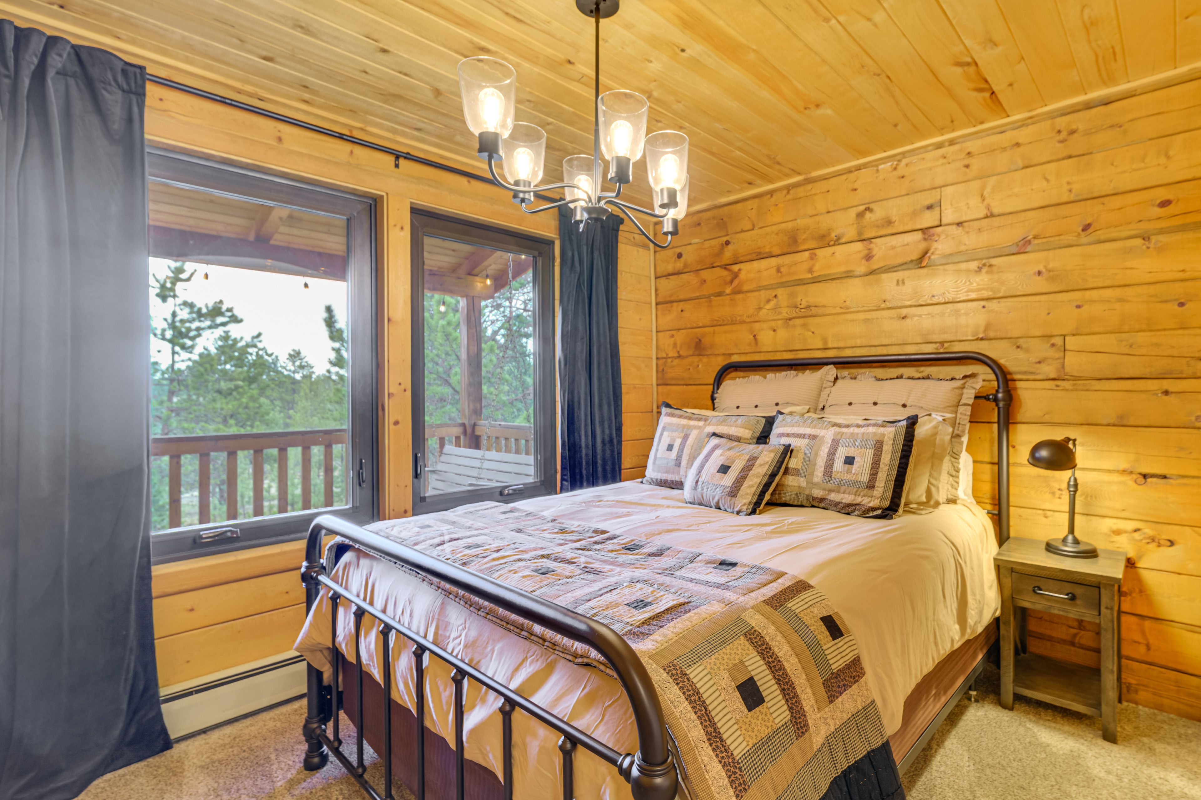 Bedroom 1 | Queen Bed | 1st Floor