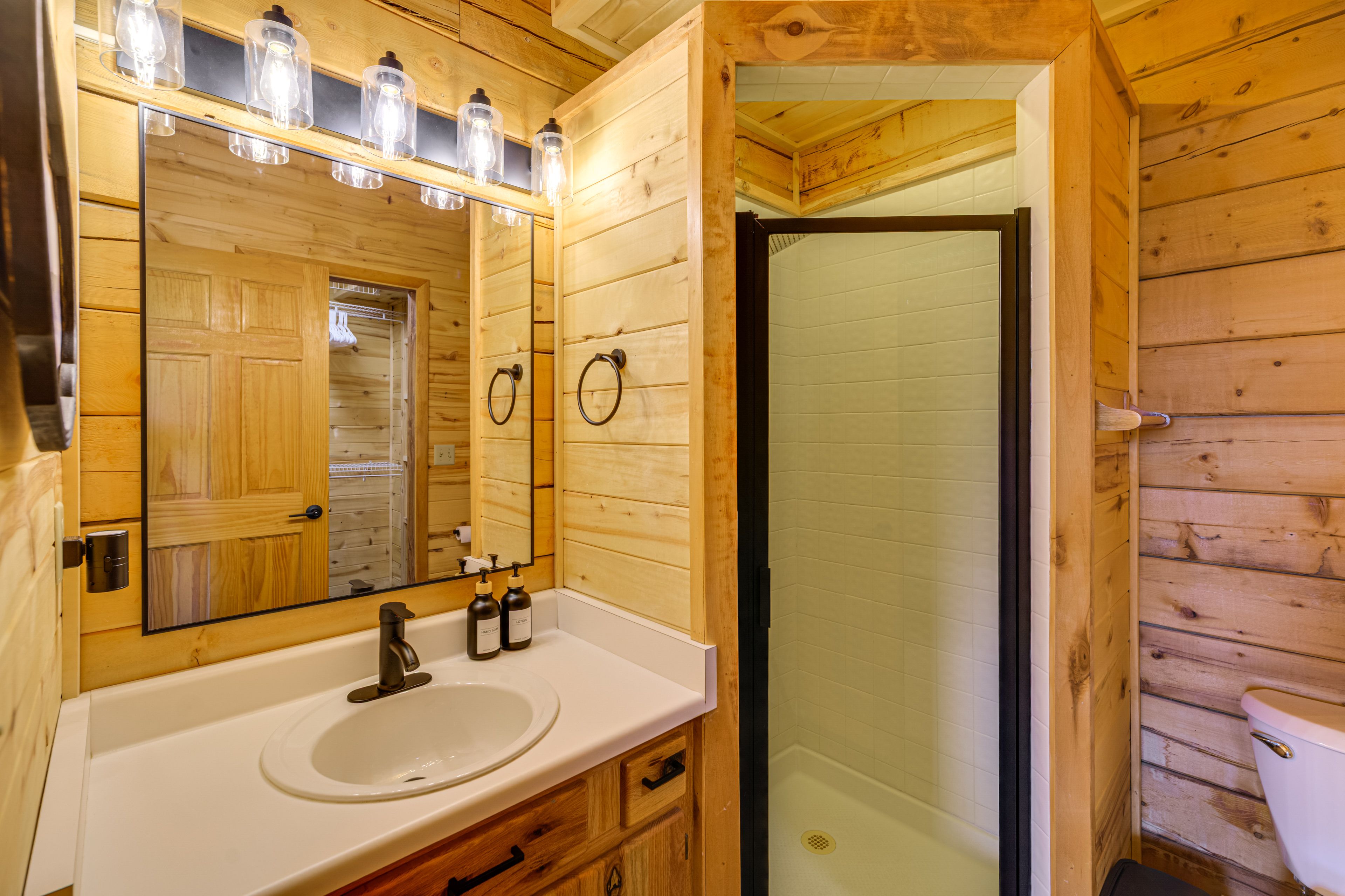 Full Bathroom | 2nd Floor