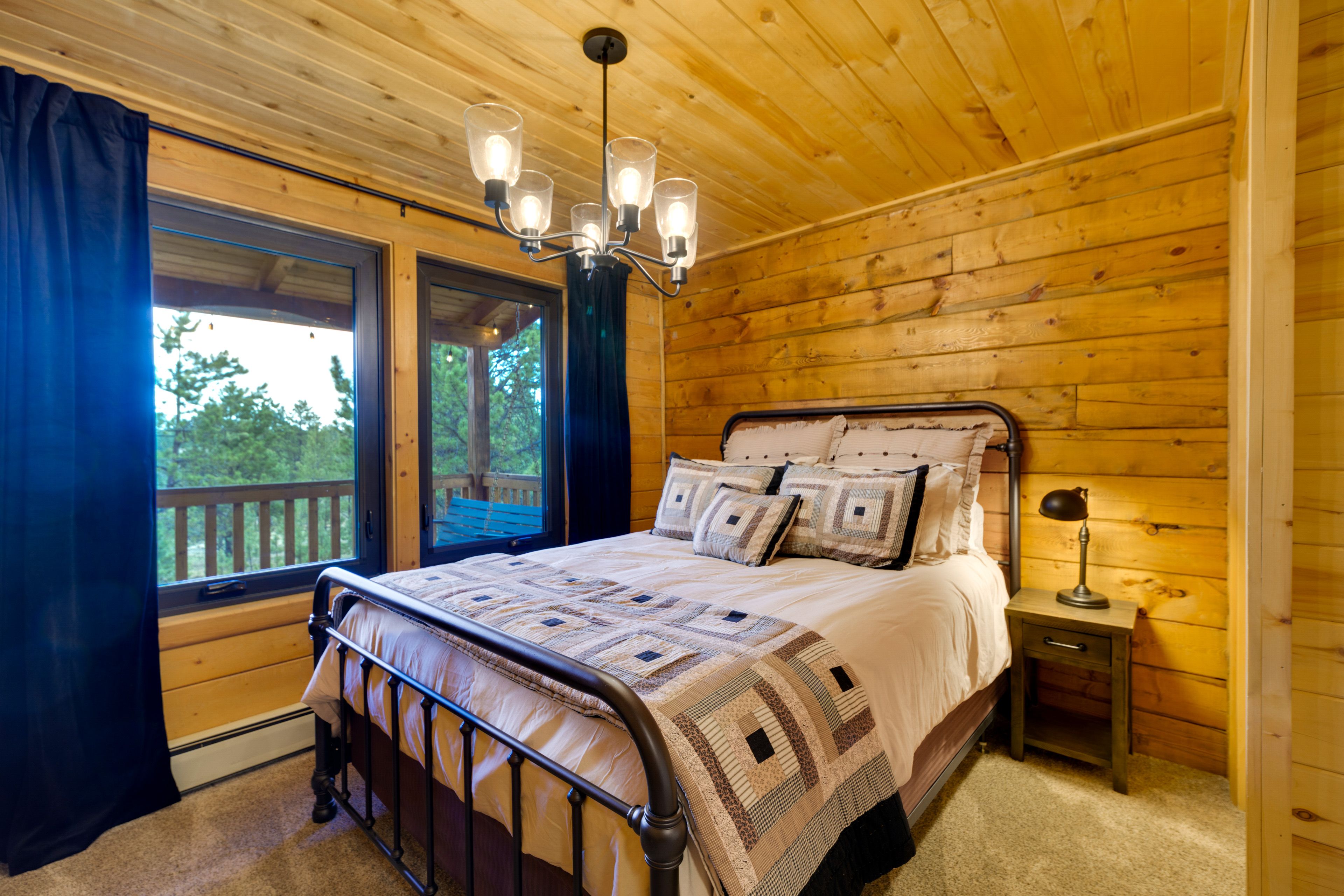 Bedroom 1 | Queen Bed | 1st Floor