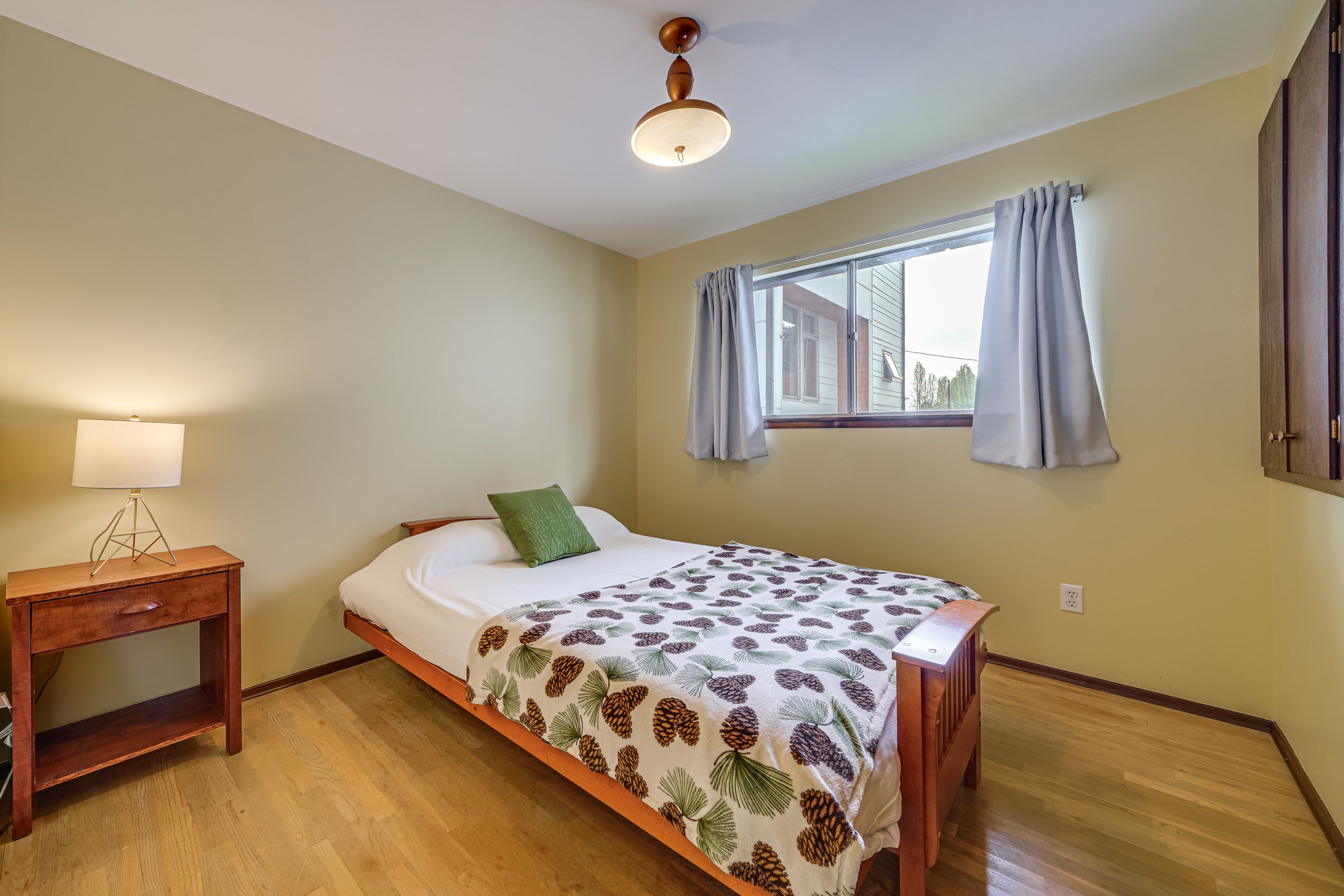 Bedroom 1 | Queen Bed