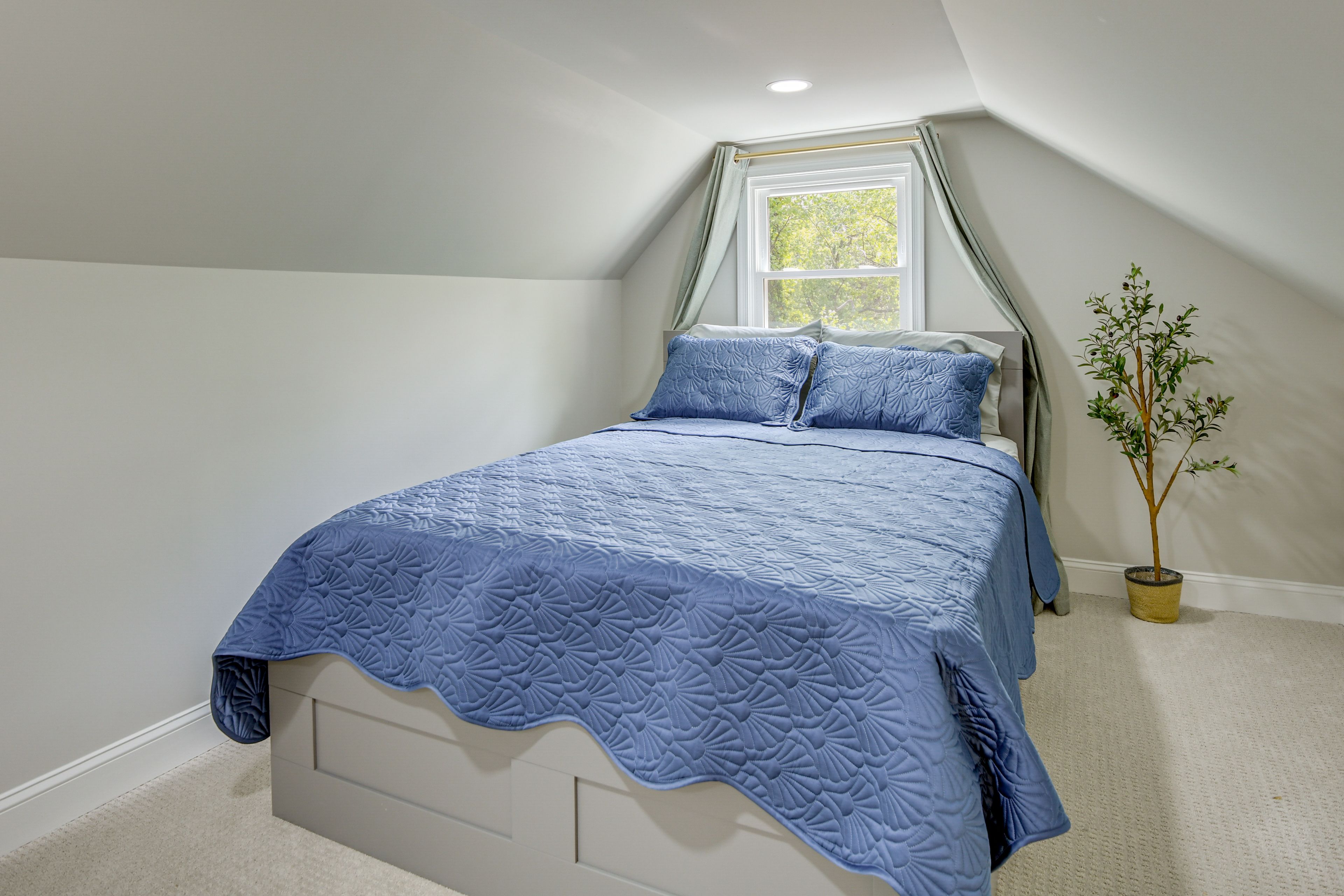 Bedroom 5 | Queen Bed | Desk | 2nd Floor