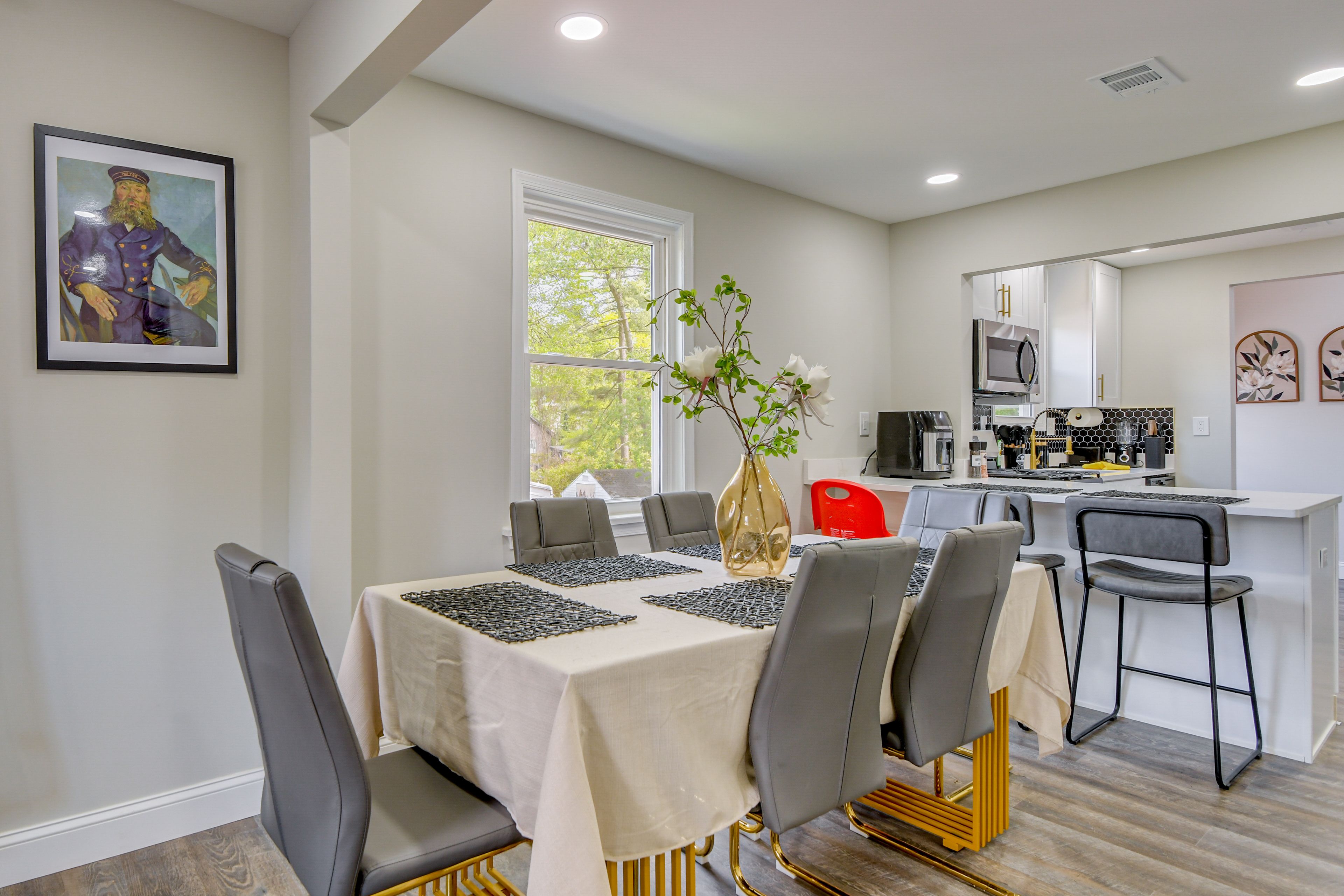 Dining Area | Dishware/Flatware Provided | 1st Floor