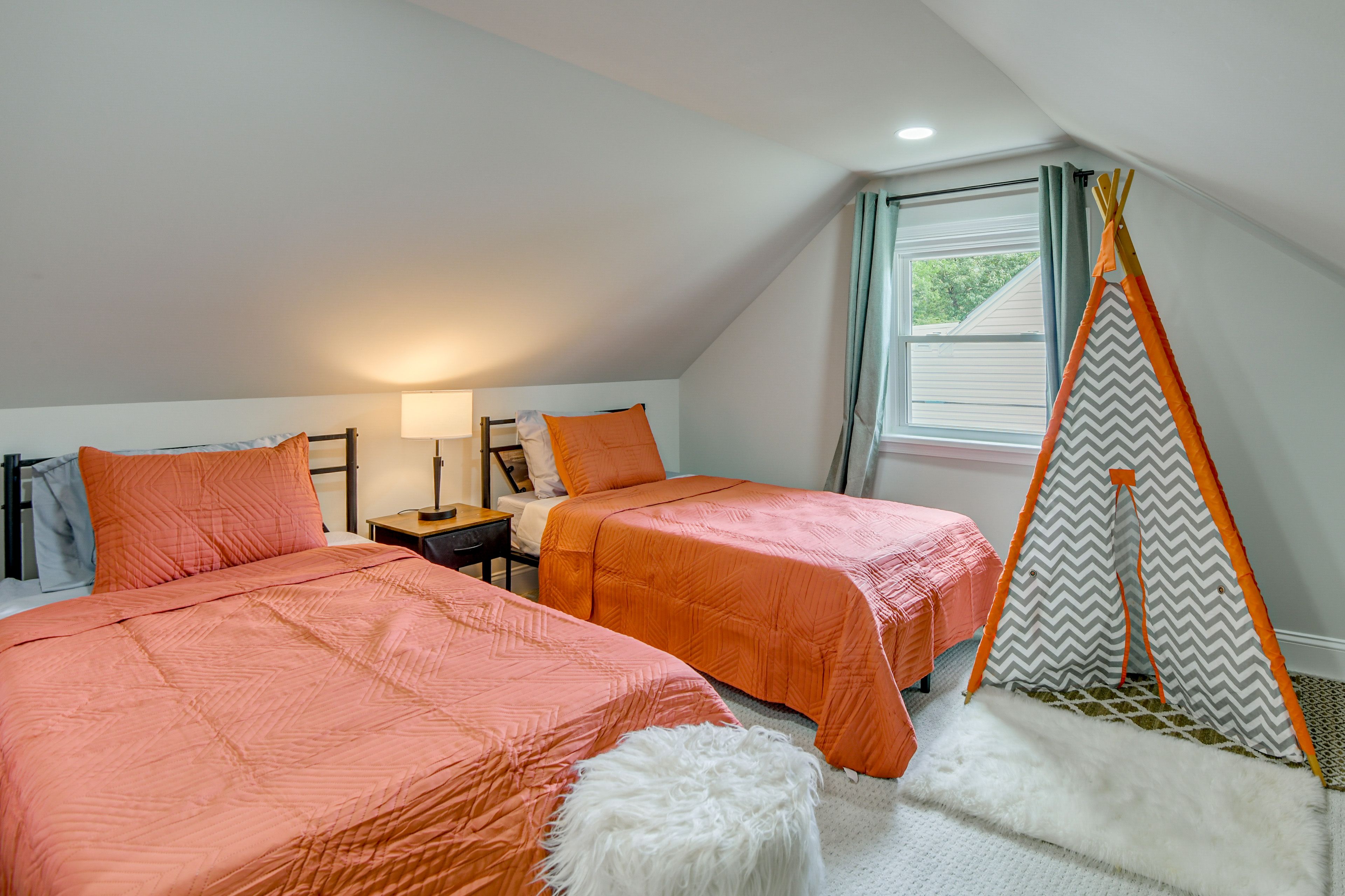 Bedroom 4 | 2 Twin Beds | Smart TV | 2nd Floor