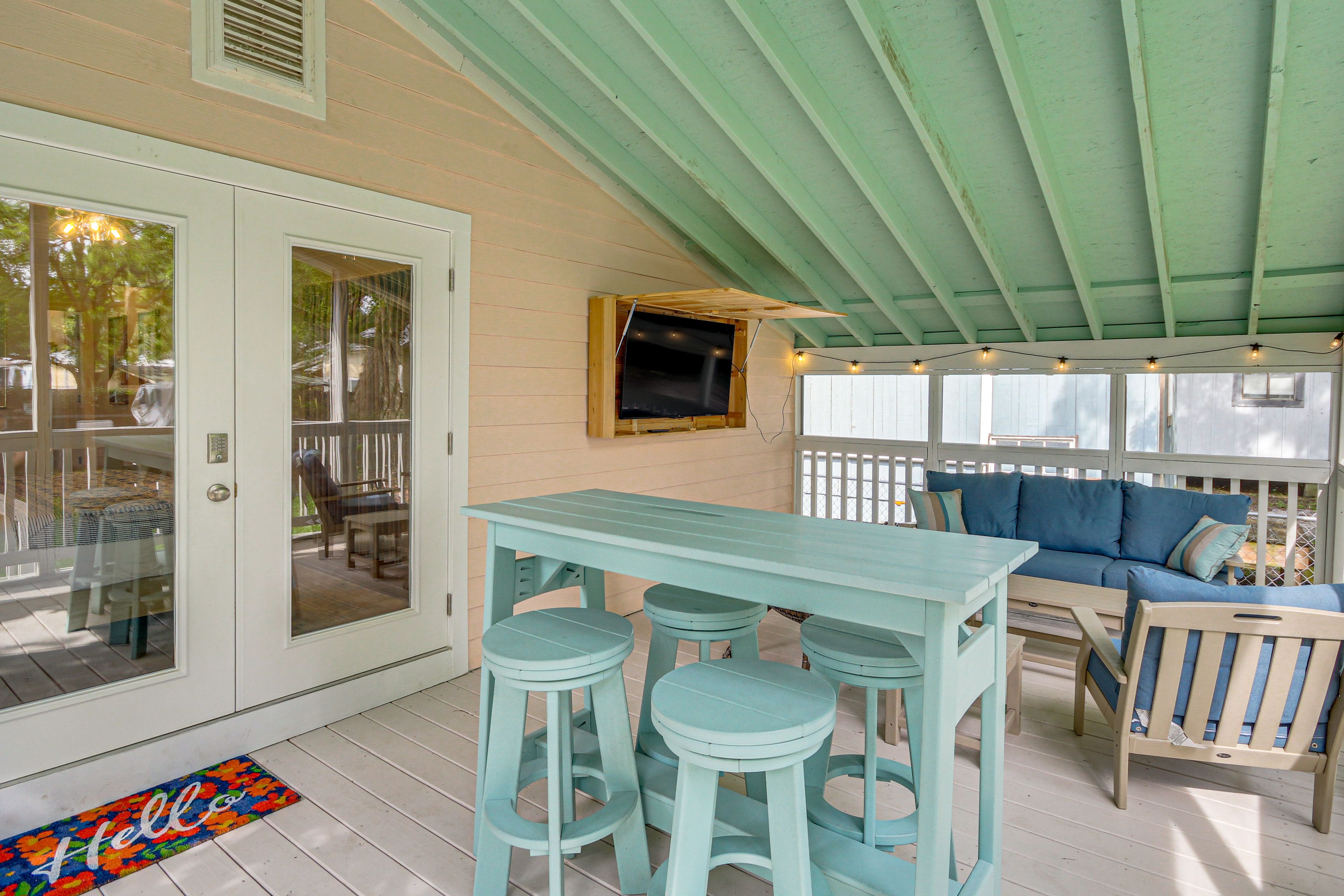 Screened Porch | Smart TV