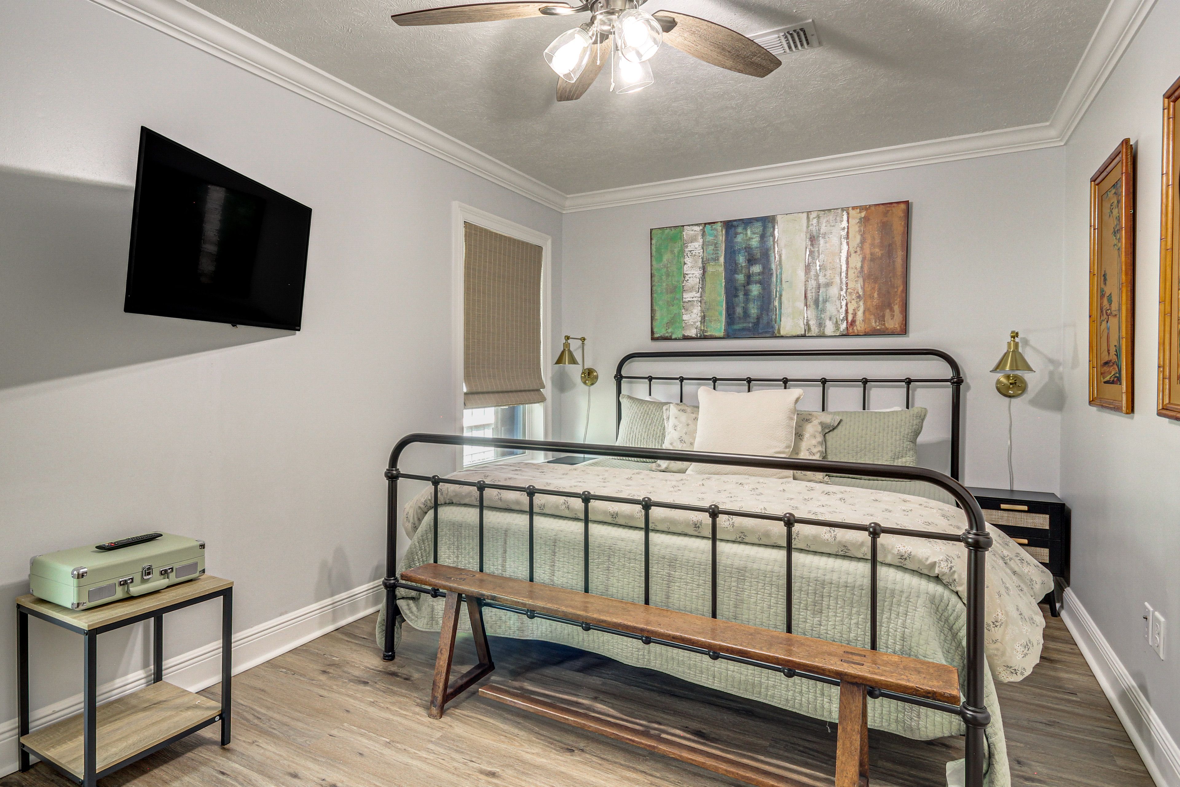 Bedroom 2 | King Bed | Smart TV