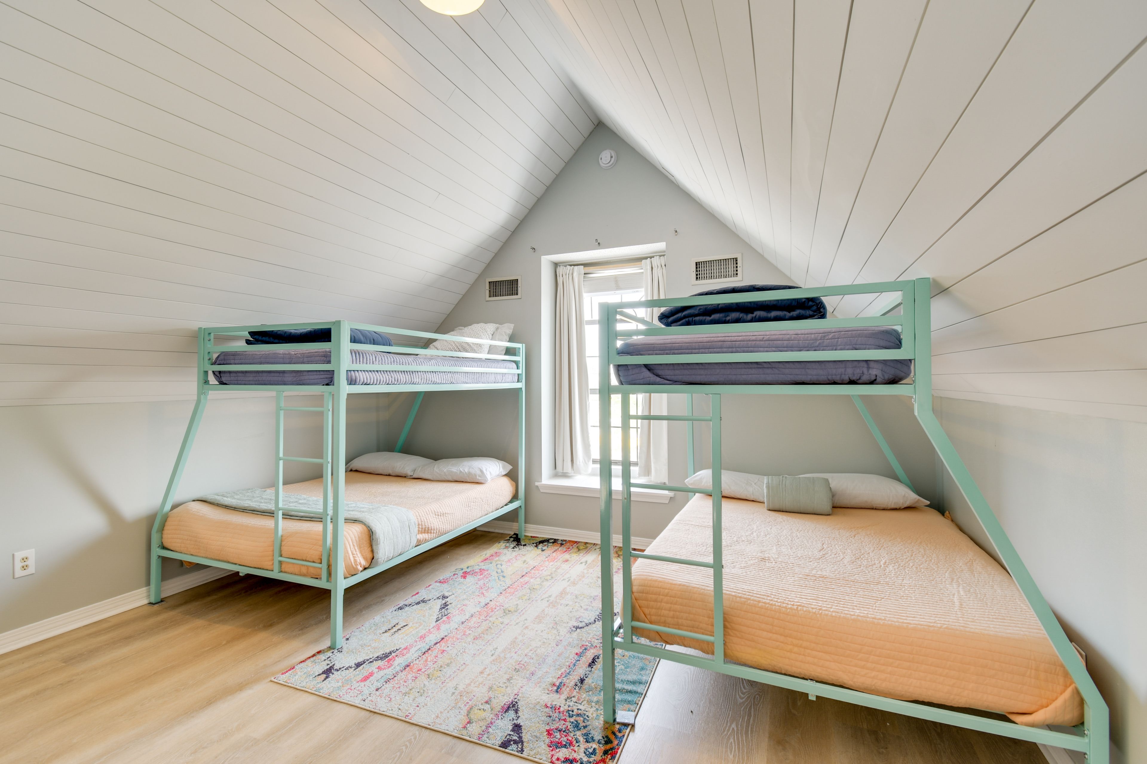 Loft | 2 Twin/Full Bunk Beds | 2nd Floor