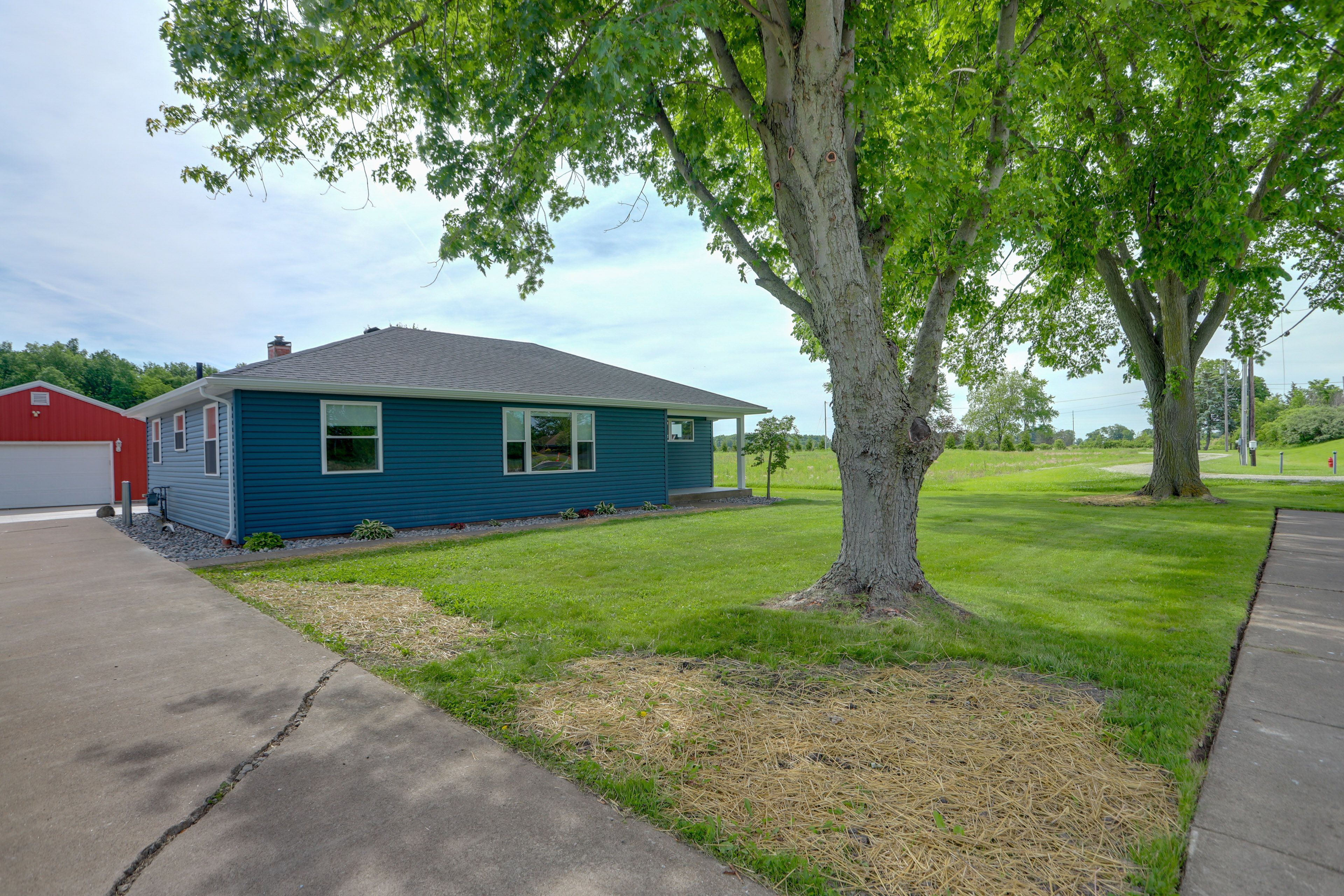 Exterior | Driveway Parking (6 Vehicles) | Boat/Trailer Parking
