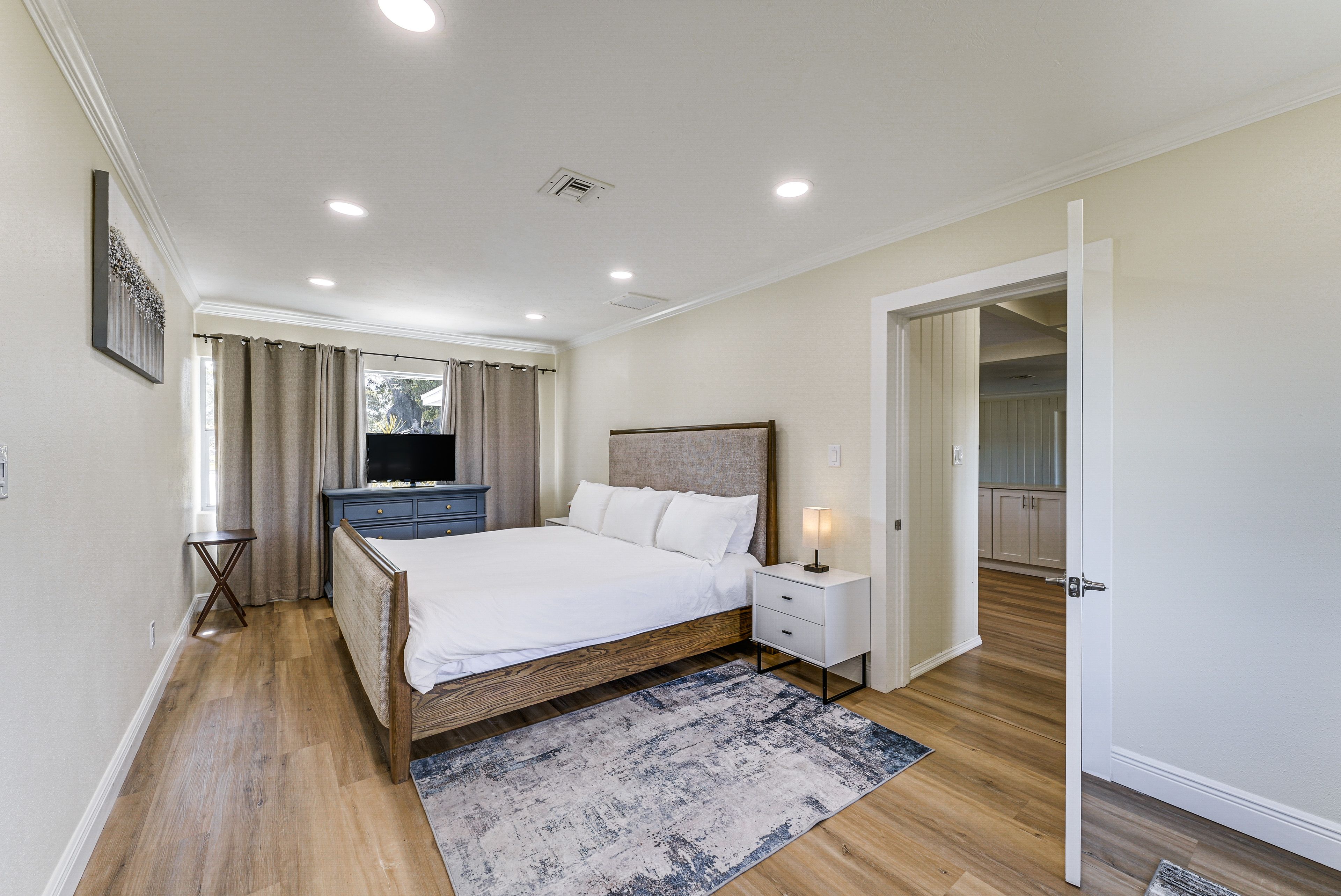 Bedroom 1 | King Bed