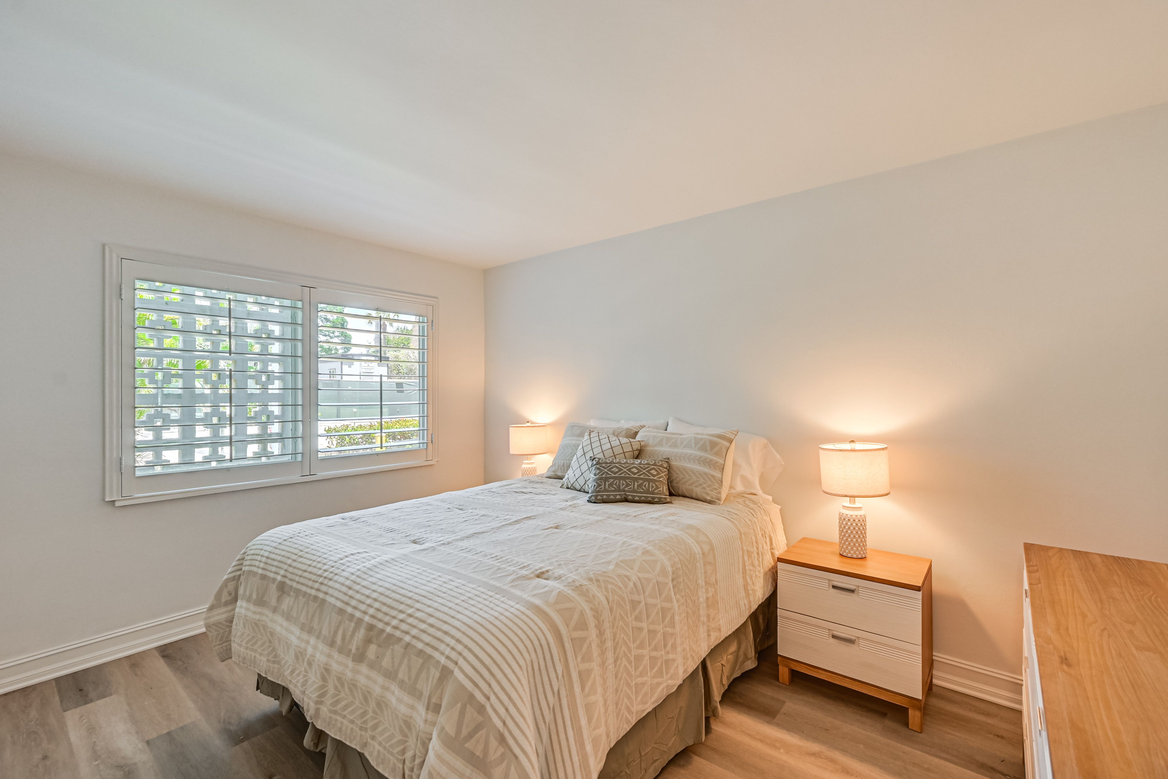 Bedroom 1 | Queen Bed