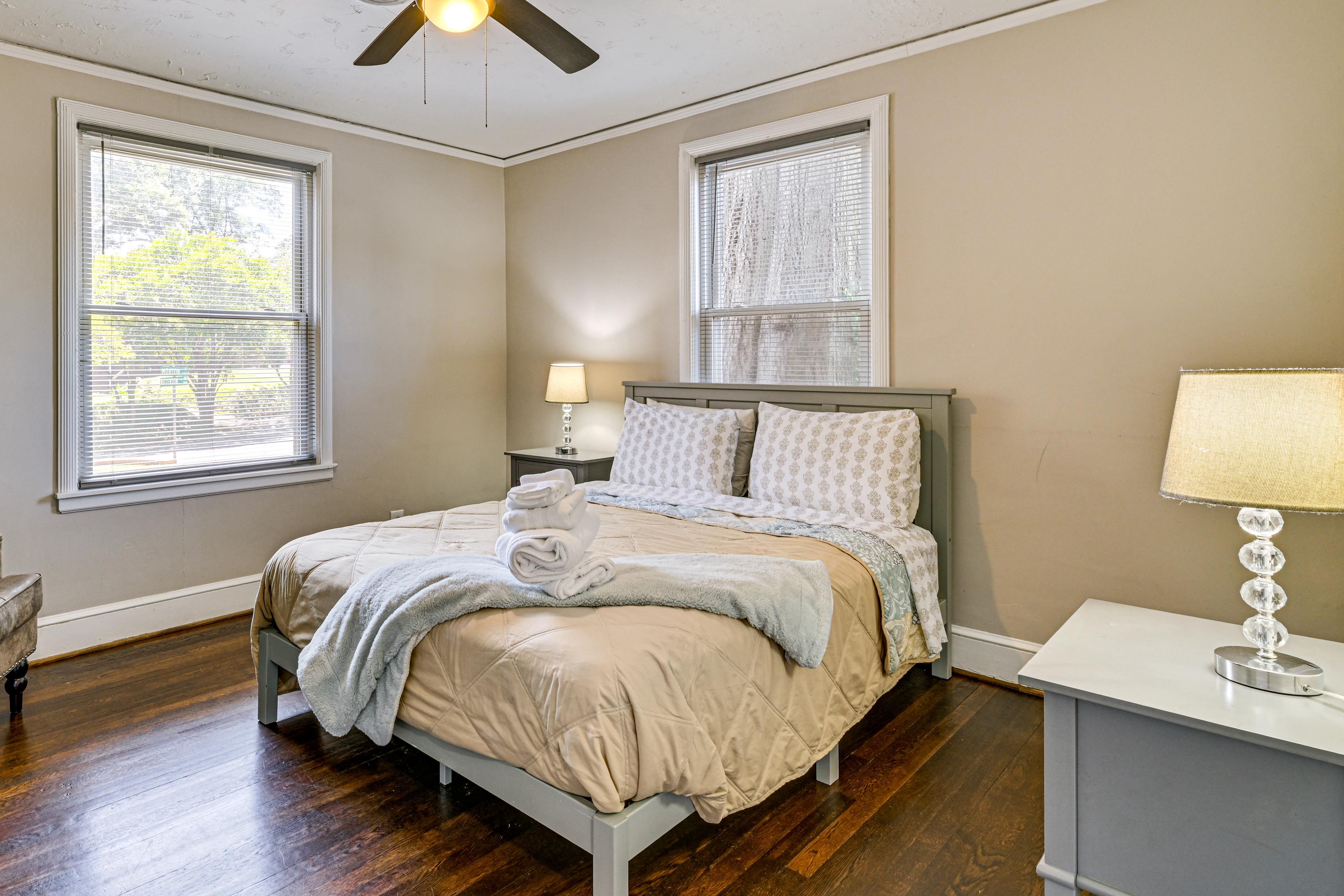 Bedroom 1 | Queen Bed