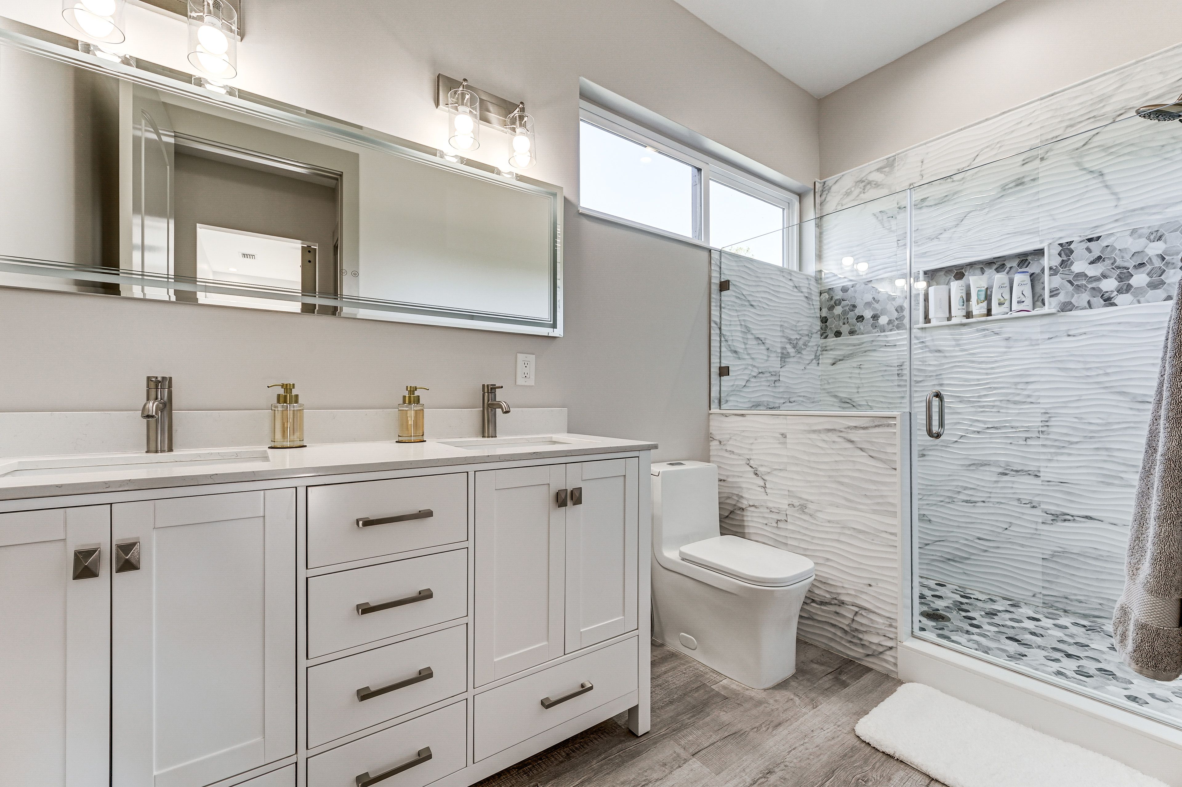 Full Bathroom | 2nd Floor