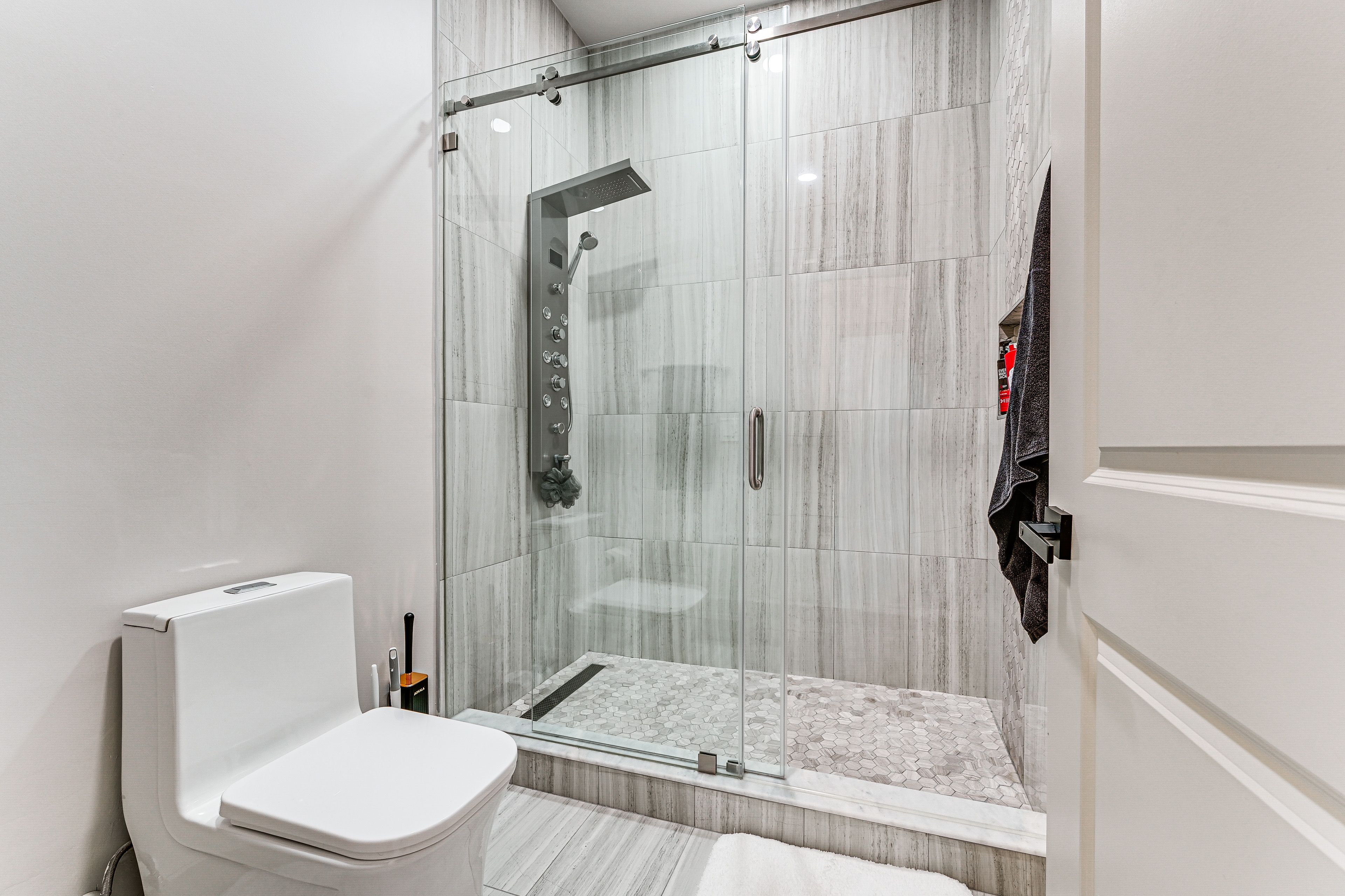 Full Bathroom | 2nd Floor