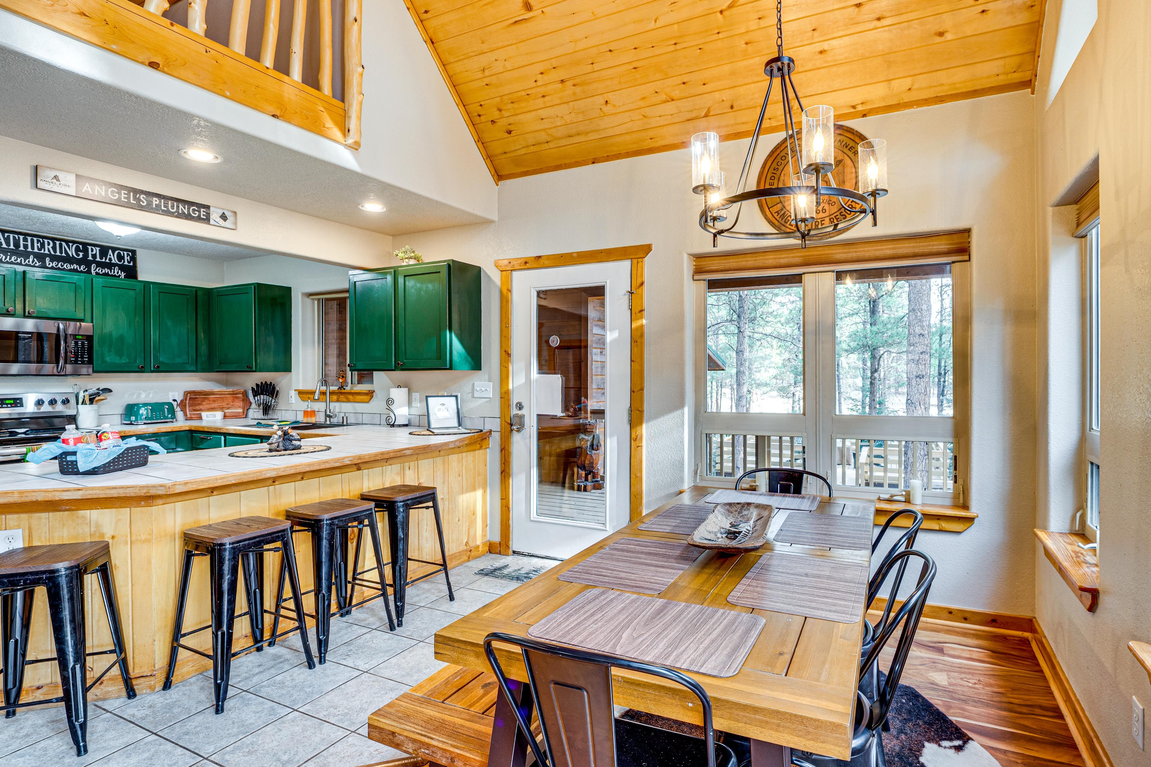 Dining Area | Dishes & Flatware Provided | 1st Floor