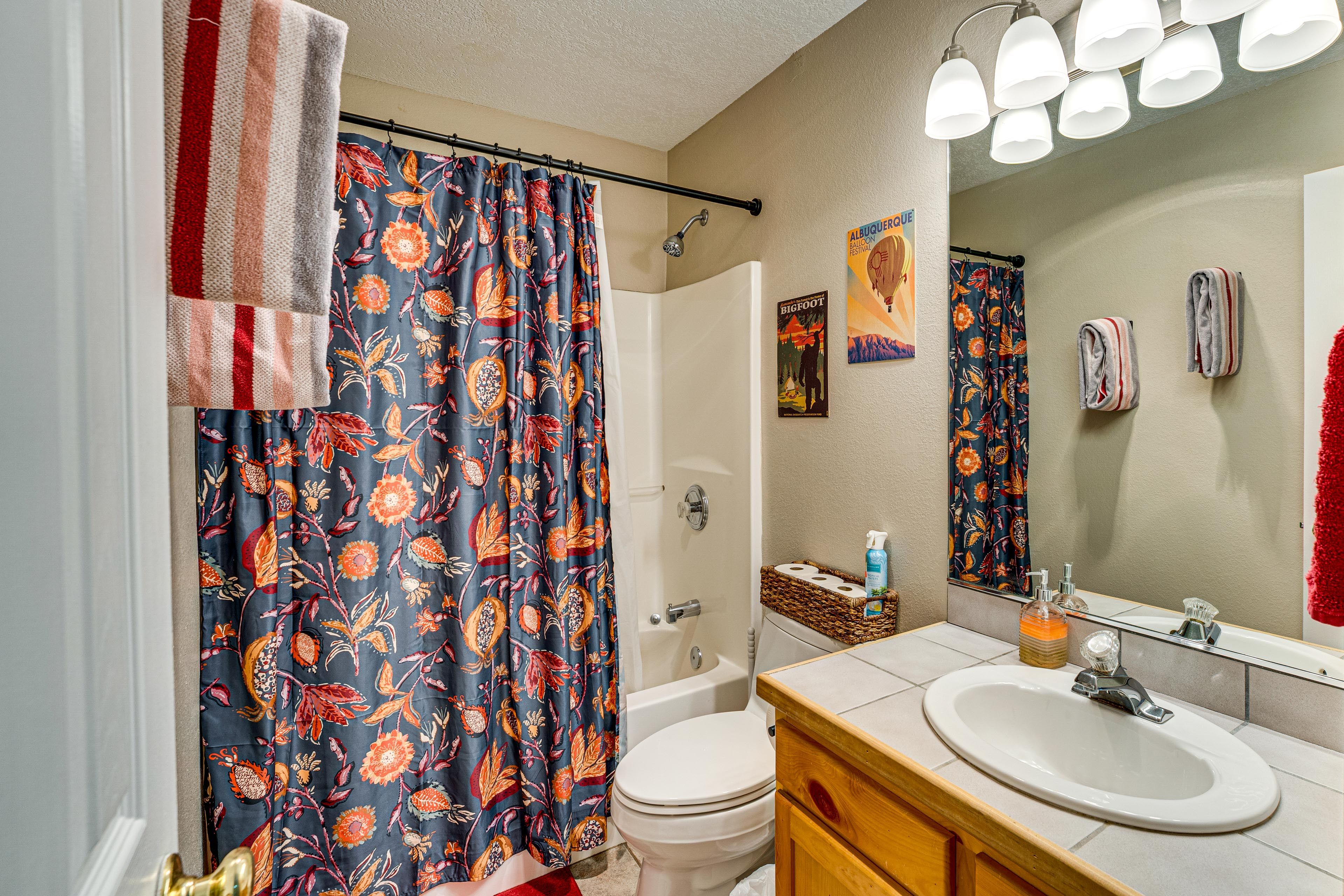 Full Bathroom | 1st Floor | Towels & Linens Provided