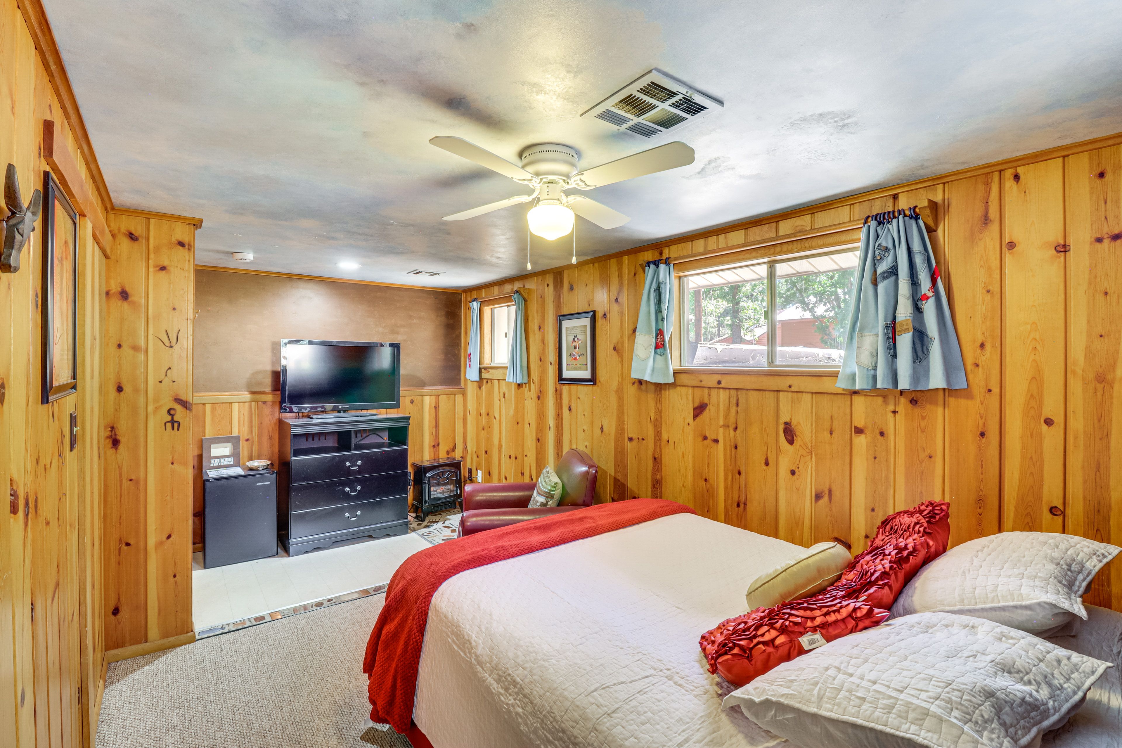 Bedroom 2 | Queen Bed