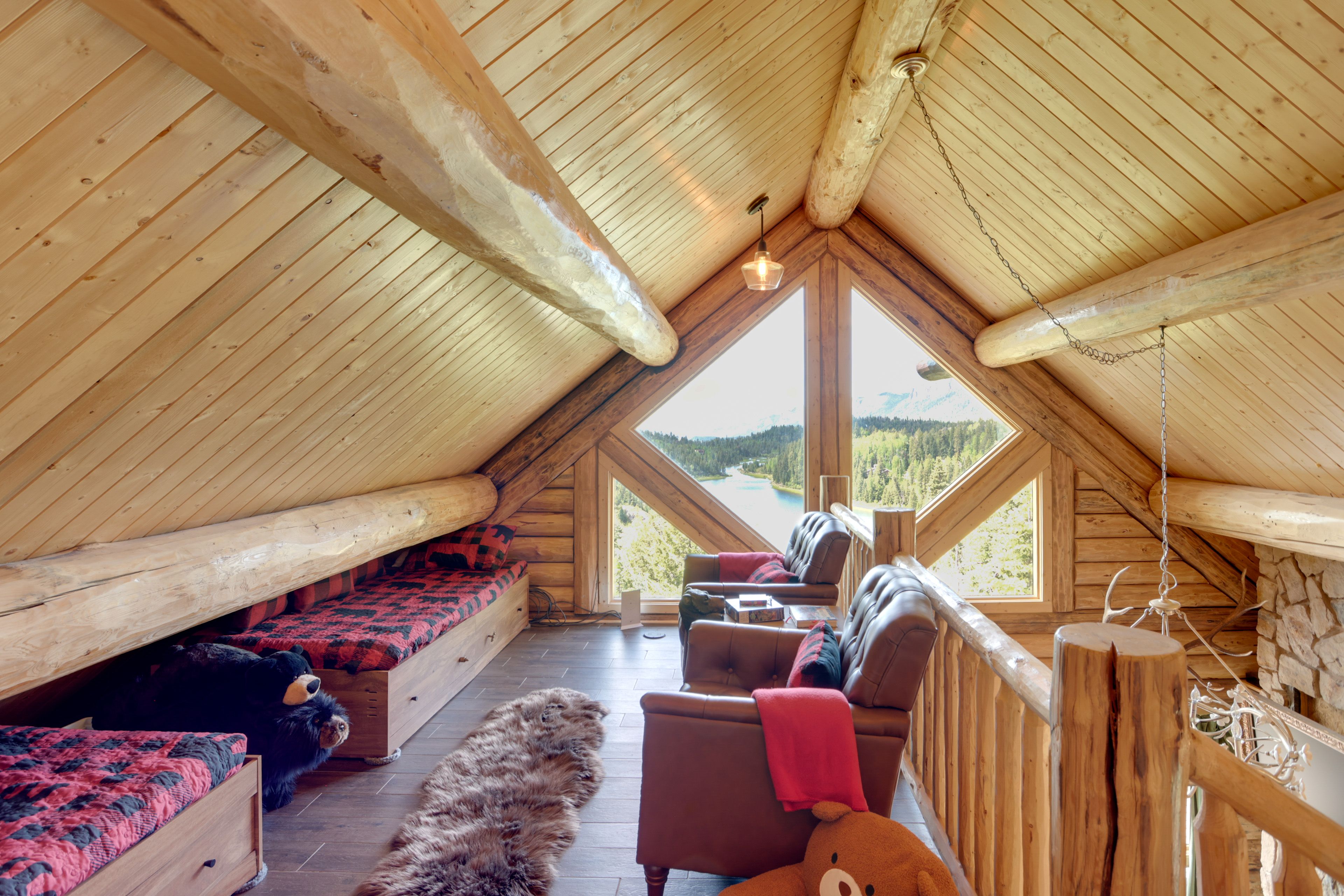 Loft | 2 Twin Beds | 2nd Floor