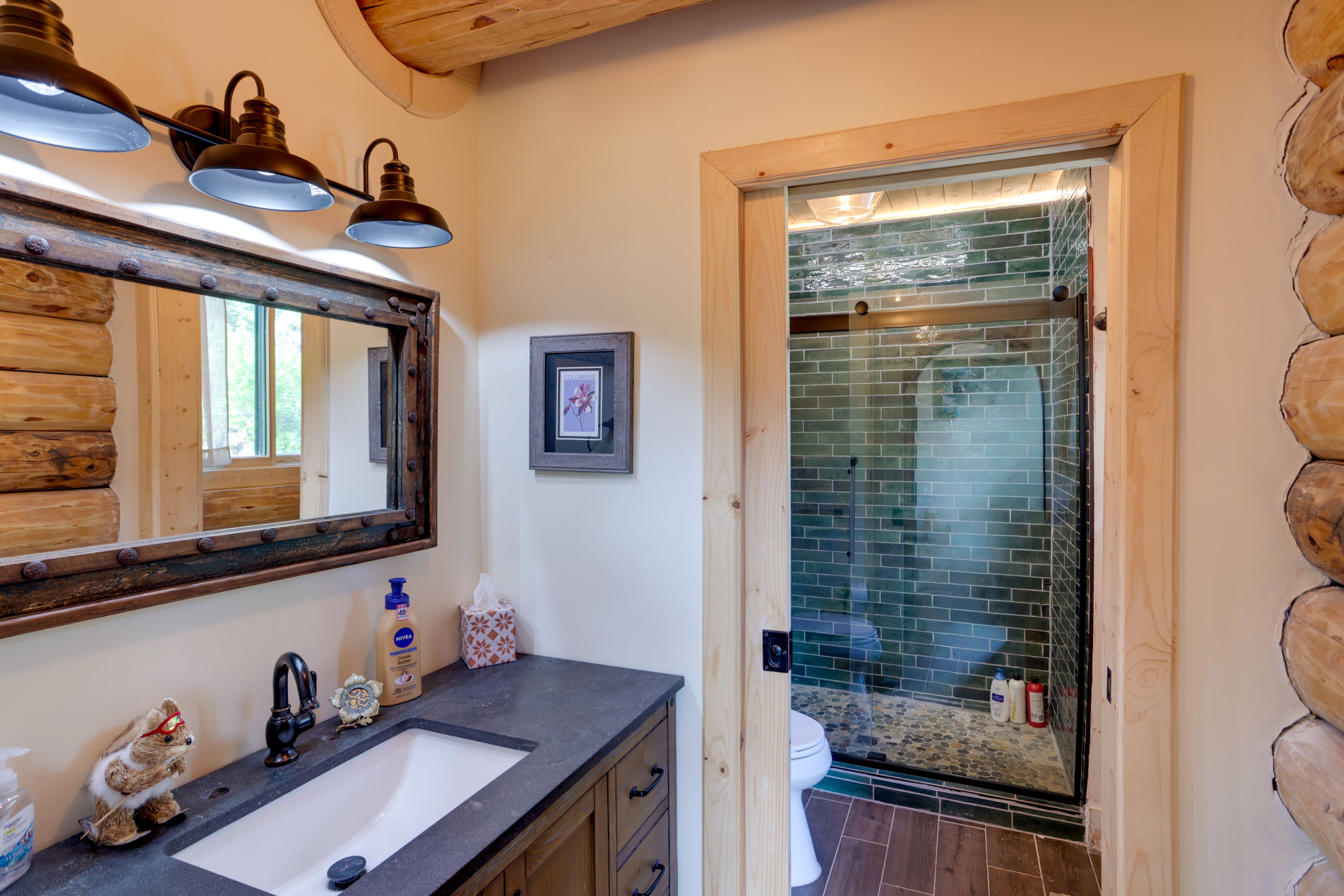 Full Bathroom | 1st Floor | Towels & Linens Provided