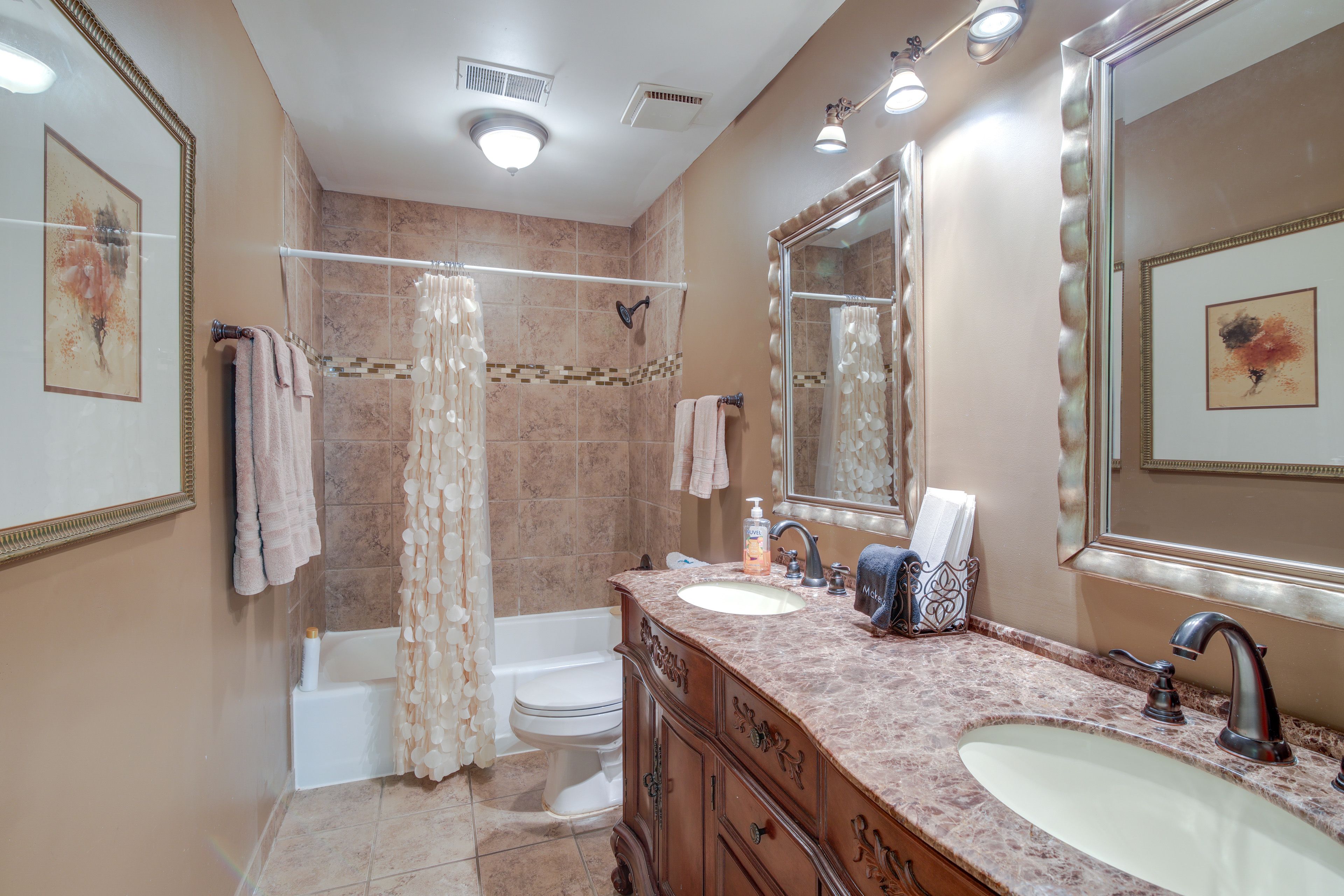 Full Bathroom (The Lodge)