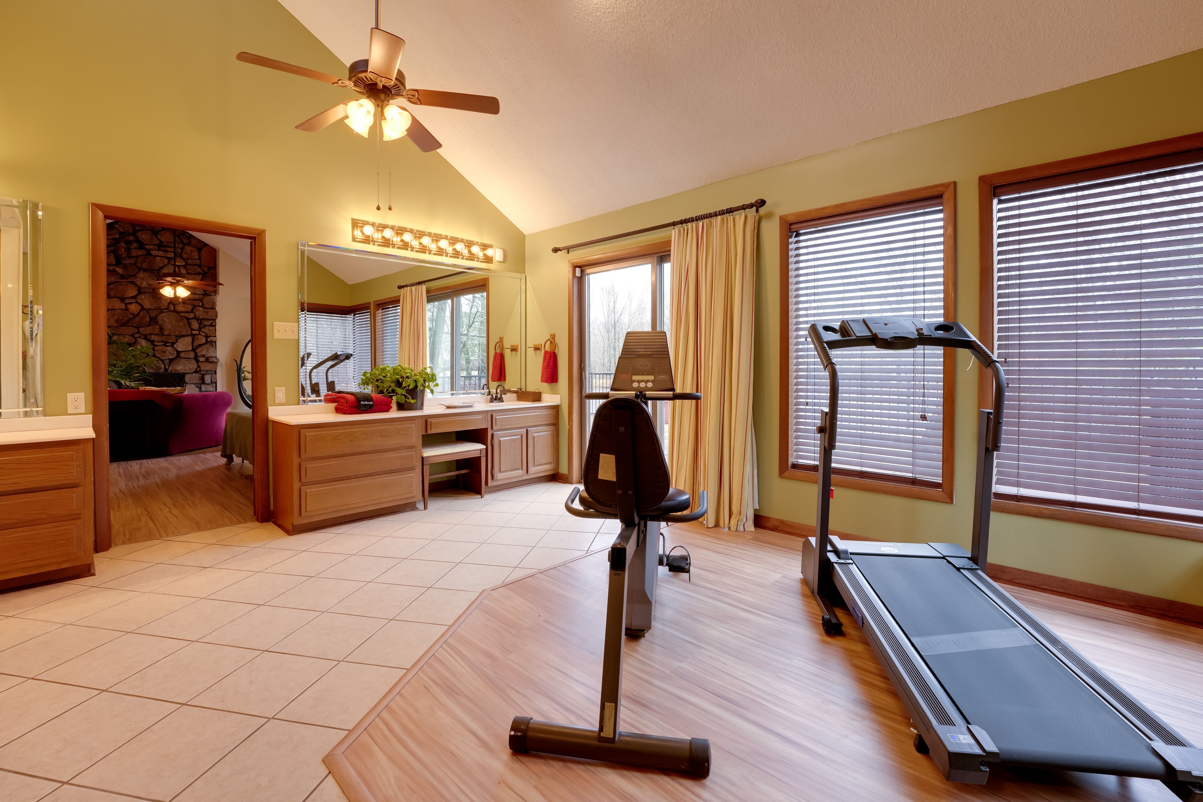 En-Suite Bathroom (Spitfire Acres) | Complimentary Toiletries | Main Floor