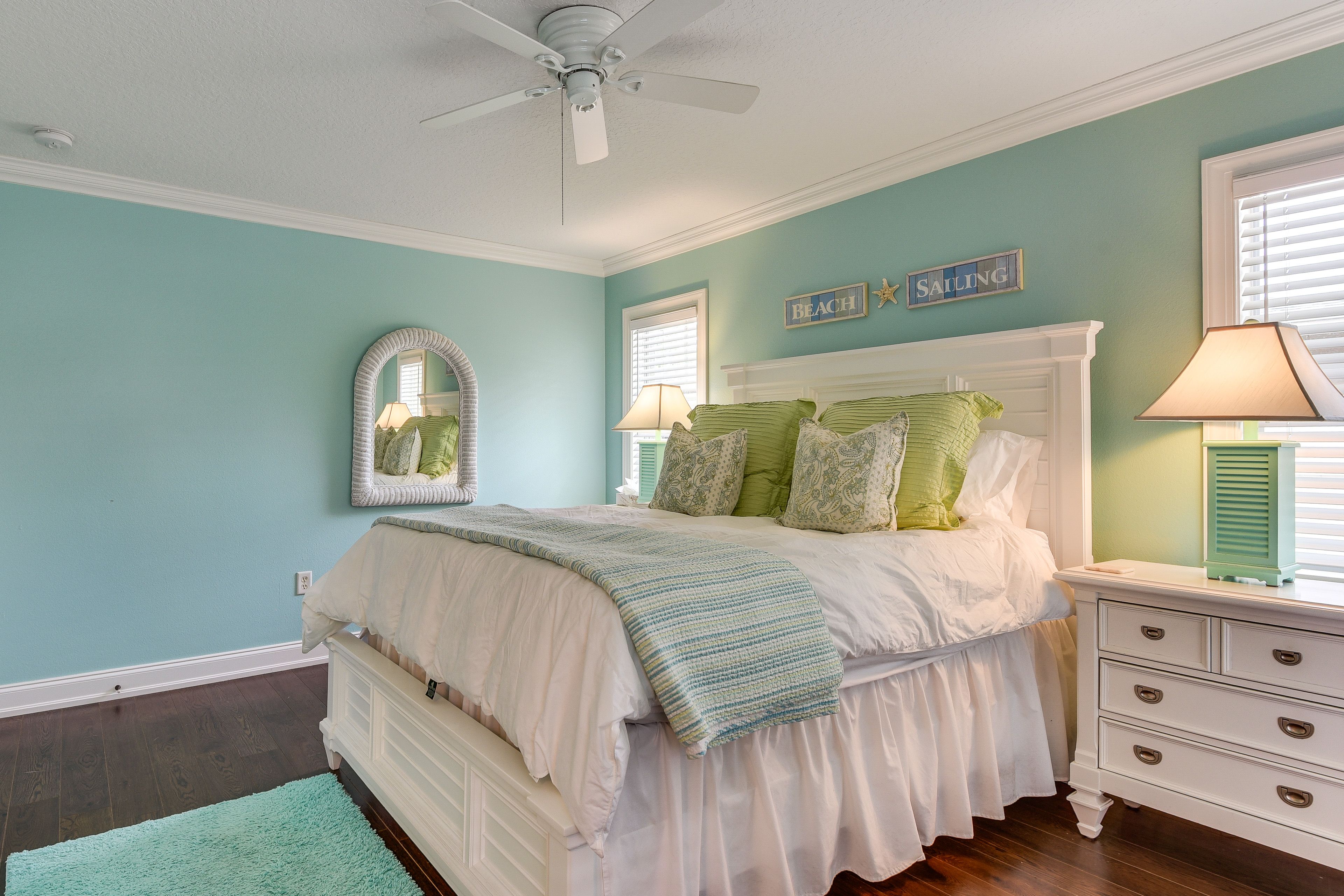 Bedroom 1 | Queen Bed