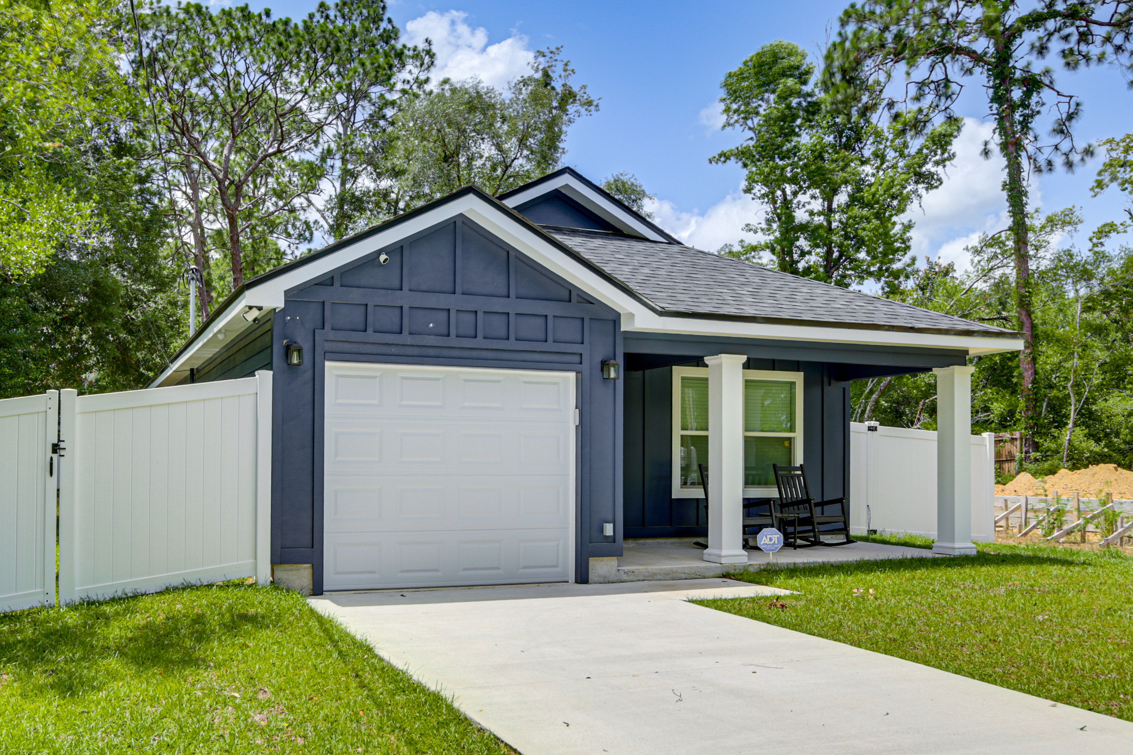 Parking | Driveway (1 Vehicle) | Grass Parking (2 Vehicles)