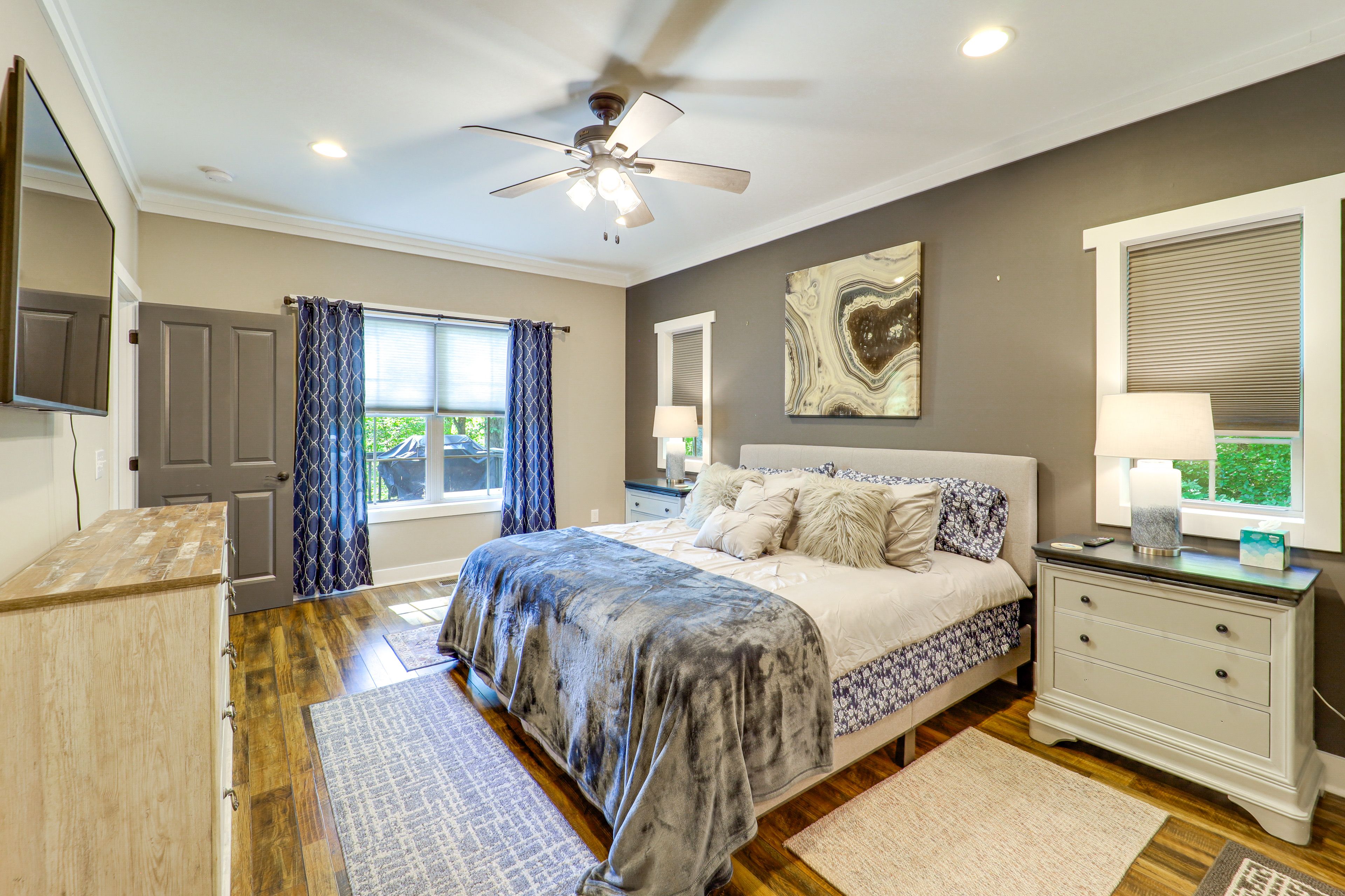 Bedroom 1 | Queen Bed | 1st Floor