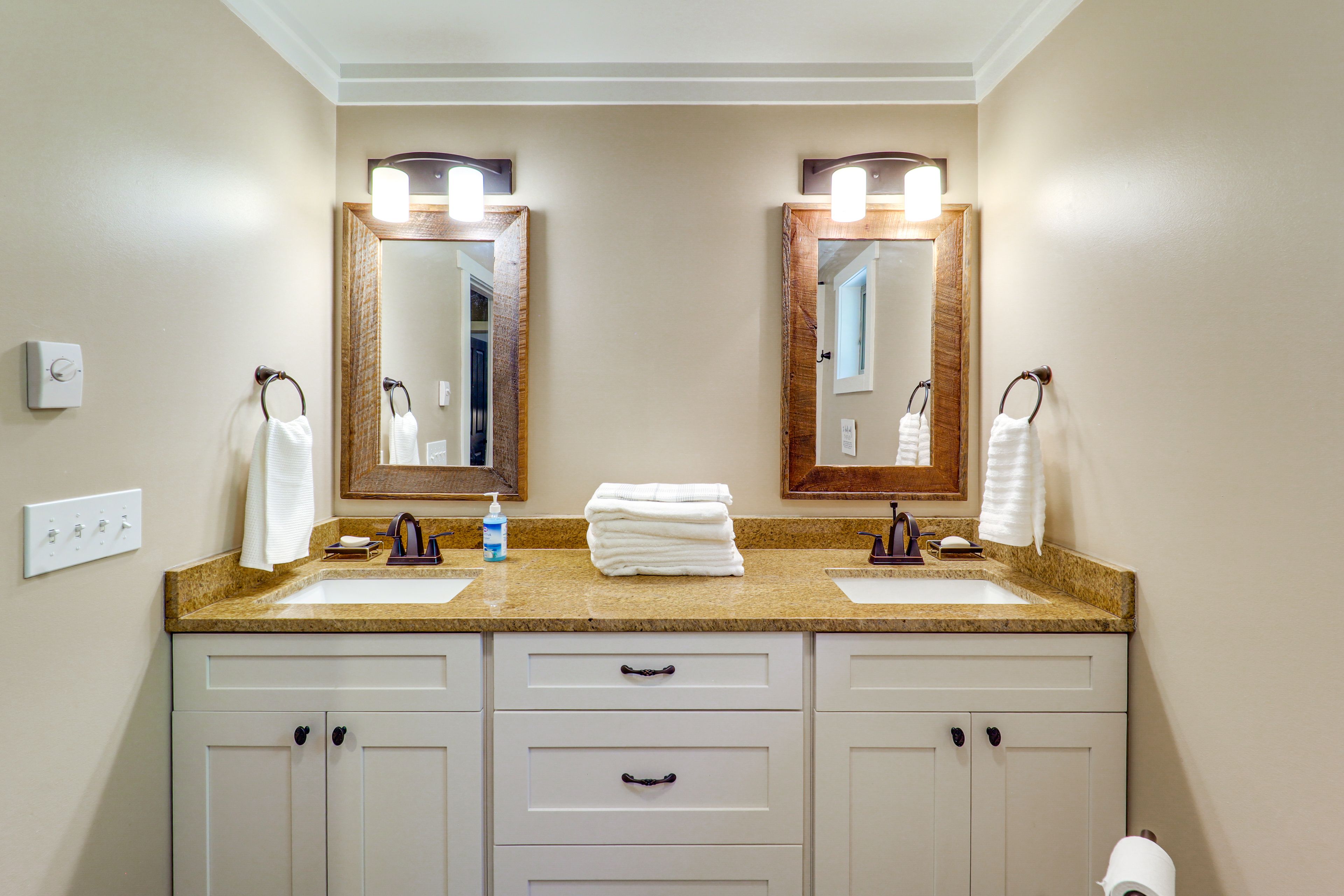 Bathroom | Bathtub/Shower | 2nd Floor